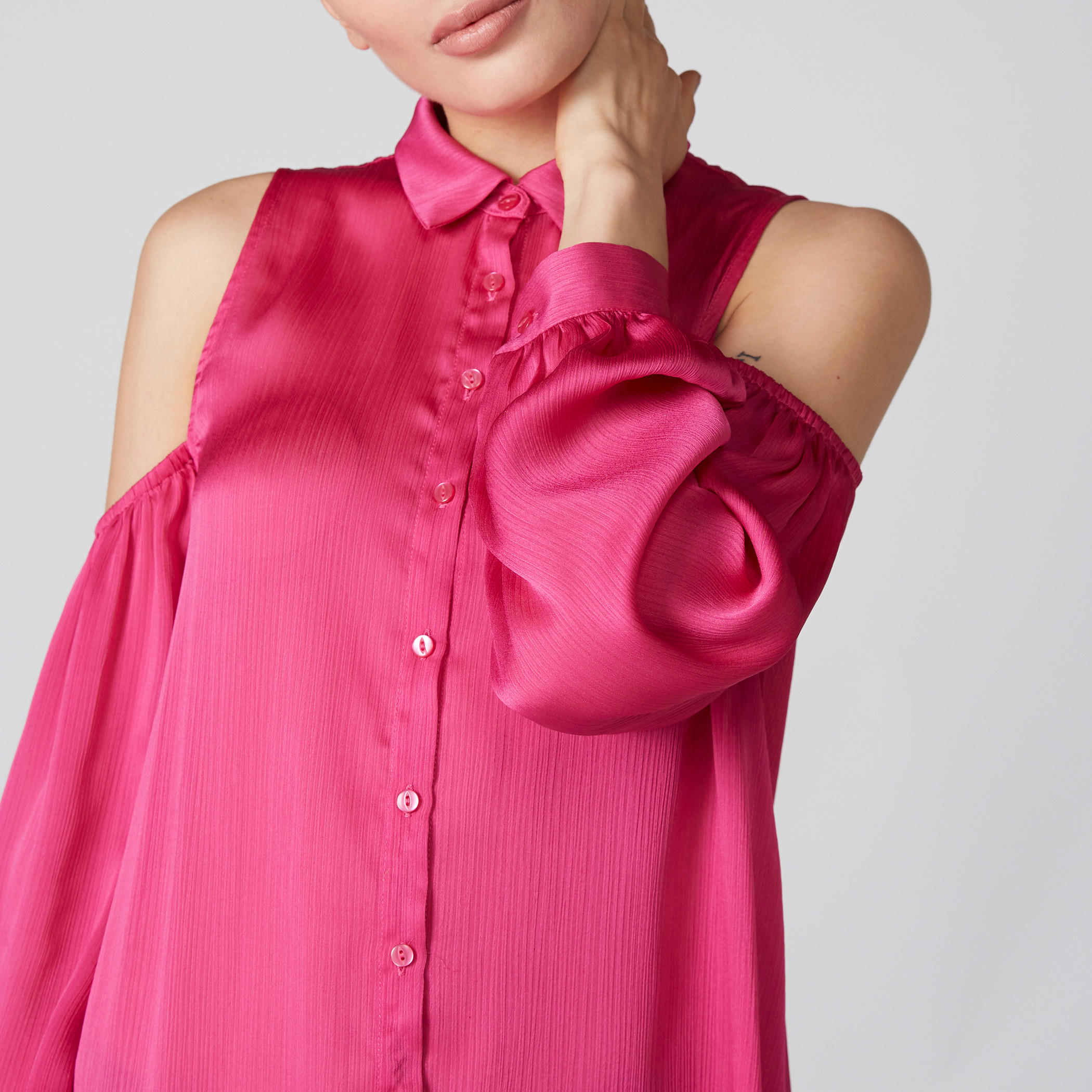 قميص مكشوف الأكتاف بحوّاف غير مستوية ووصلة أزرار كاملة-women-clothing-shirtsandblouses-shirts-image-3