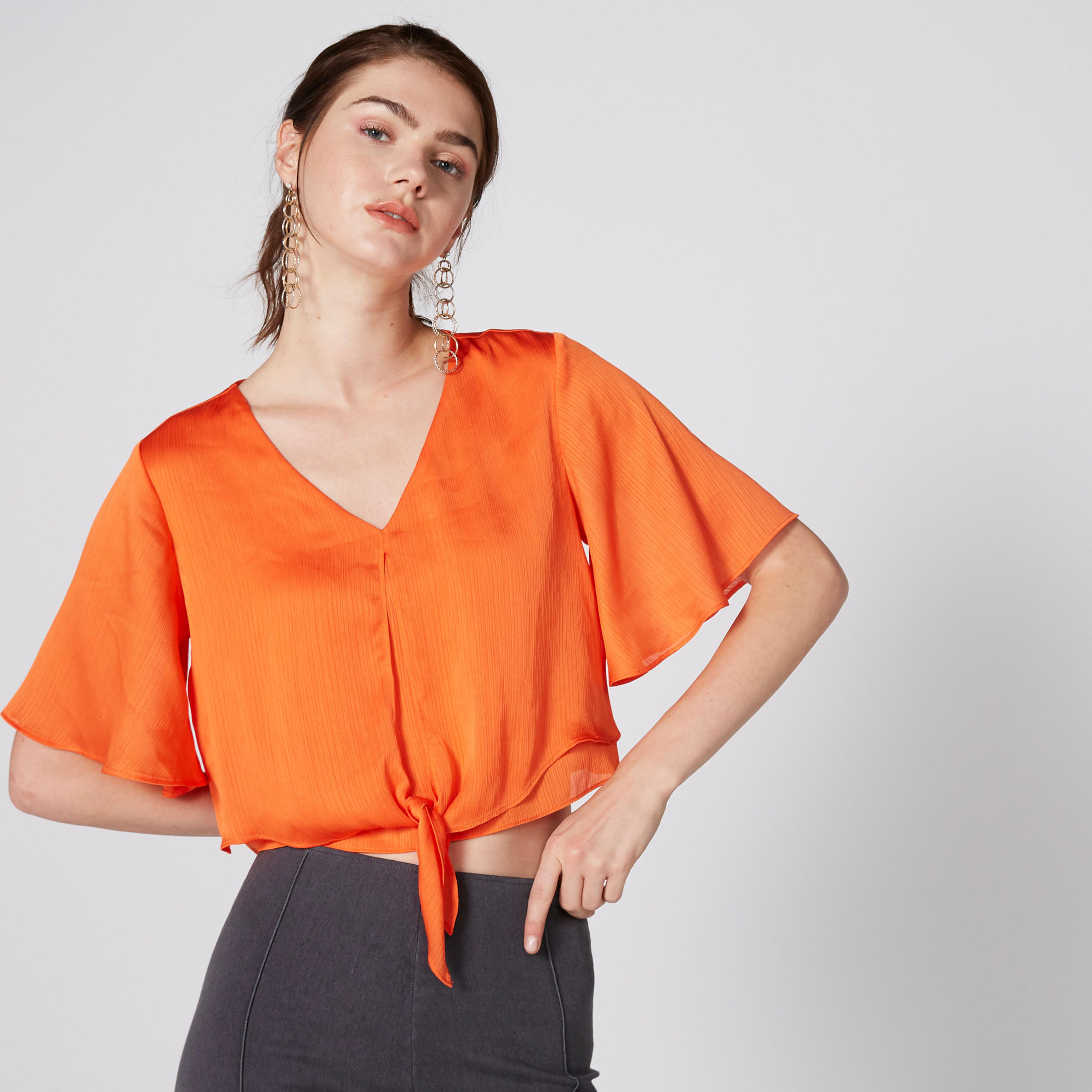 بلوزة قصيرة ياقة V وأكمام واسعة ورباط-women-clothing-shirtsandblouses-blouses-image-1