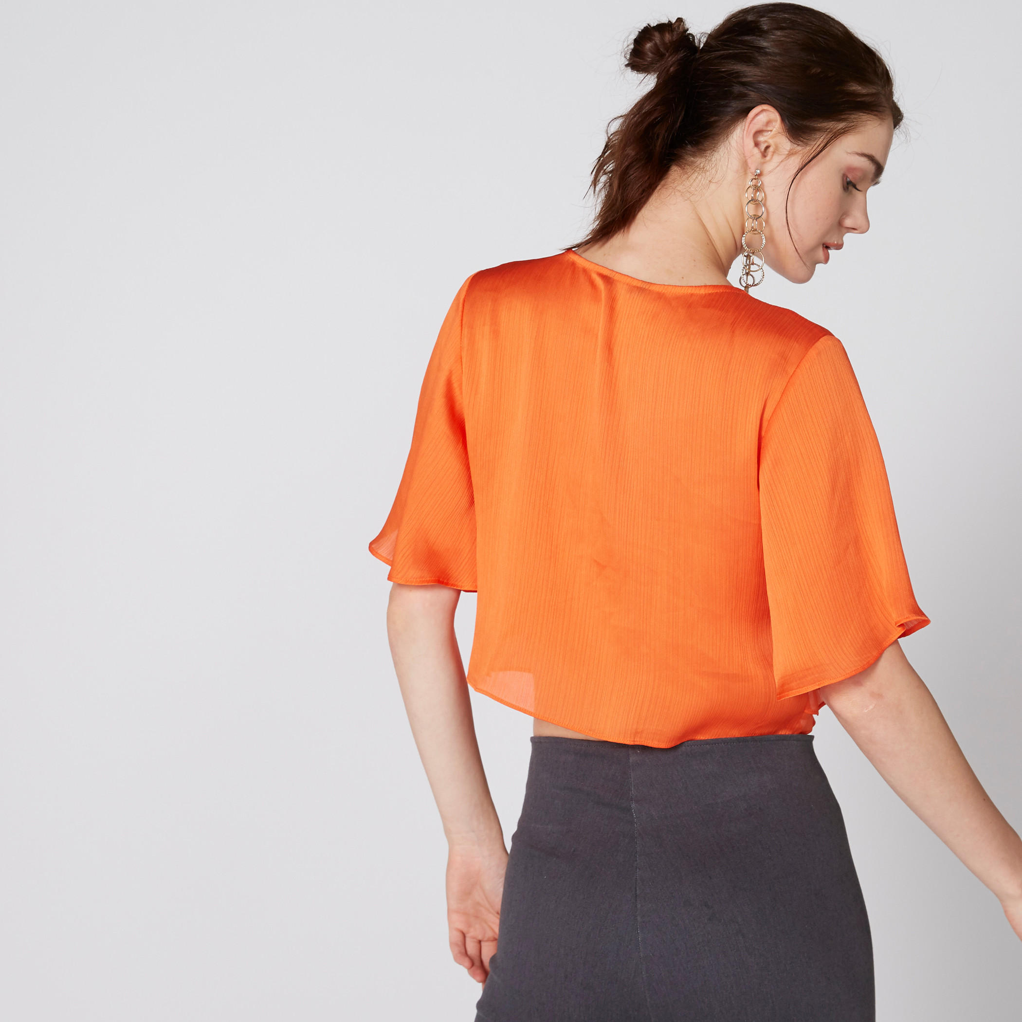 بلوزة قصيرة ياقة V وأكمام واسعة ورباط-women-clothing-shirtsandblouses-blouses-image-2