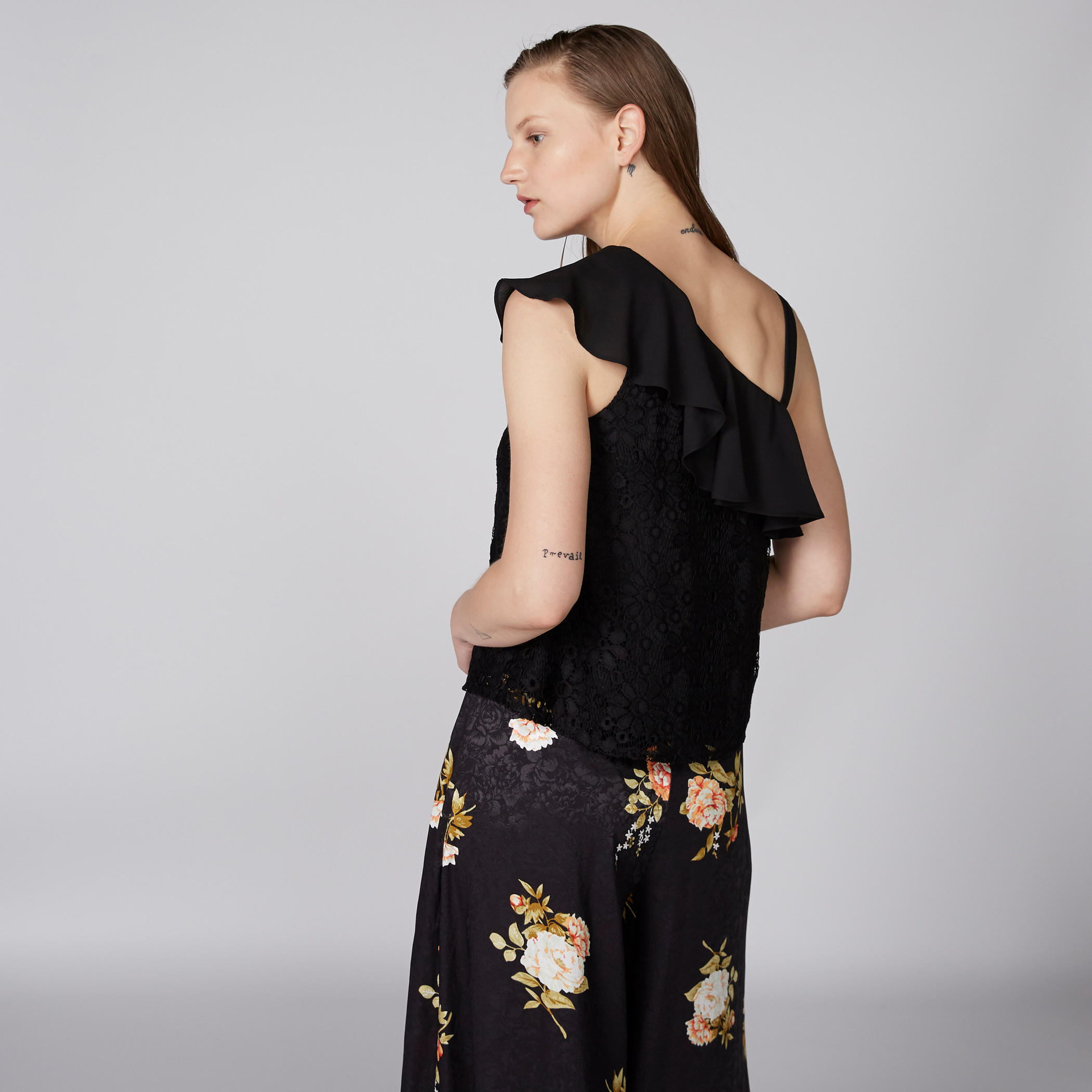 بلوزة بكتف واحد وتفاصيل دانتيل وكشكش-women-clothing-shirtsandblouses-blouses-image-3