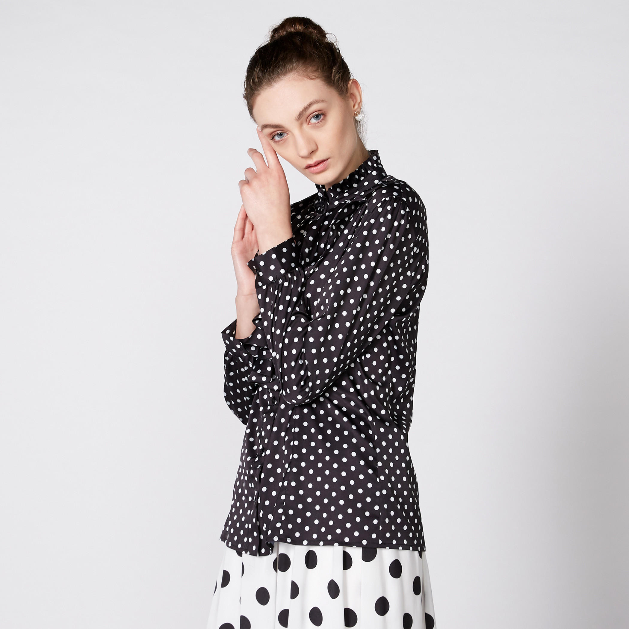 بلوزة بأكمام طويلة وتفاصيل كشكش مع طبعات منقطة-women-clothing-shirtsandblouses-blouses-image-1
