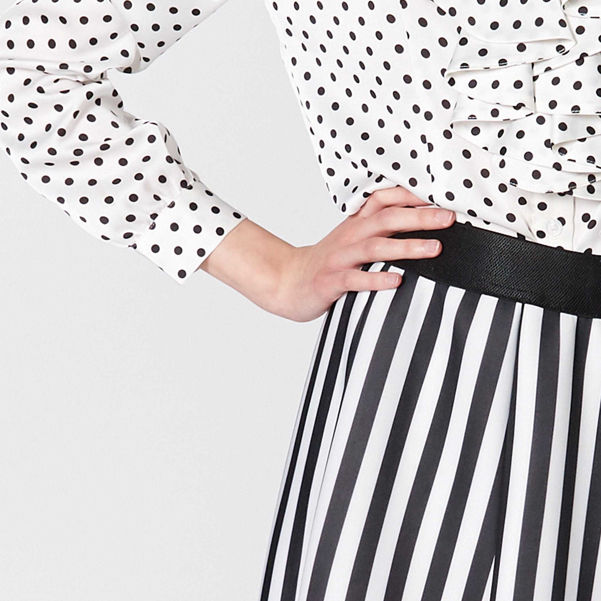 تنورة مقلّمة متوسطة الطول بخصر مطّاطي-women-clothing-bottoms-skirts-image-2