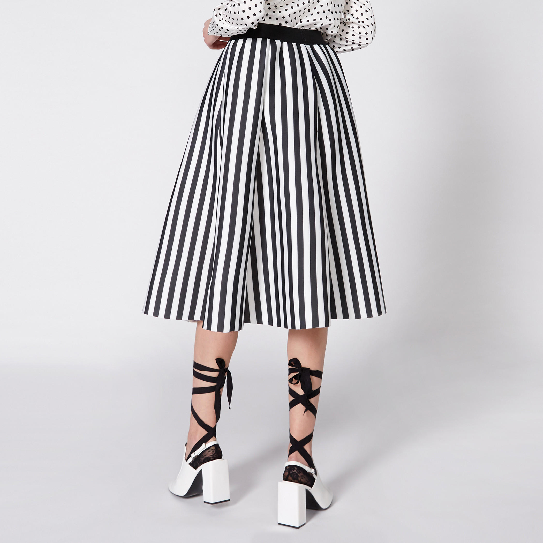تنورة مقلّمة متوسطة الطول بخصر مطّاطي-women-clothing-bottoms-skirts-image-1