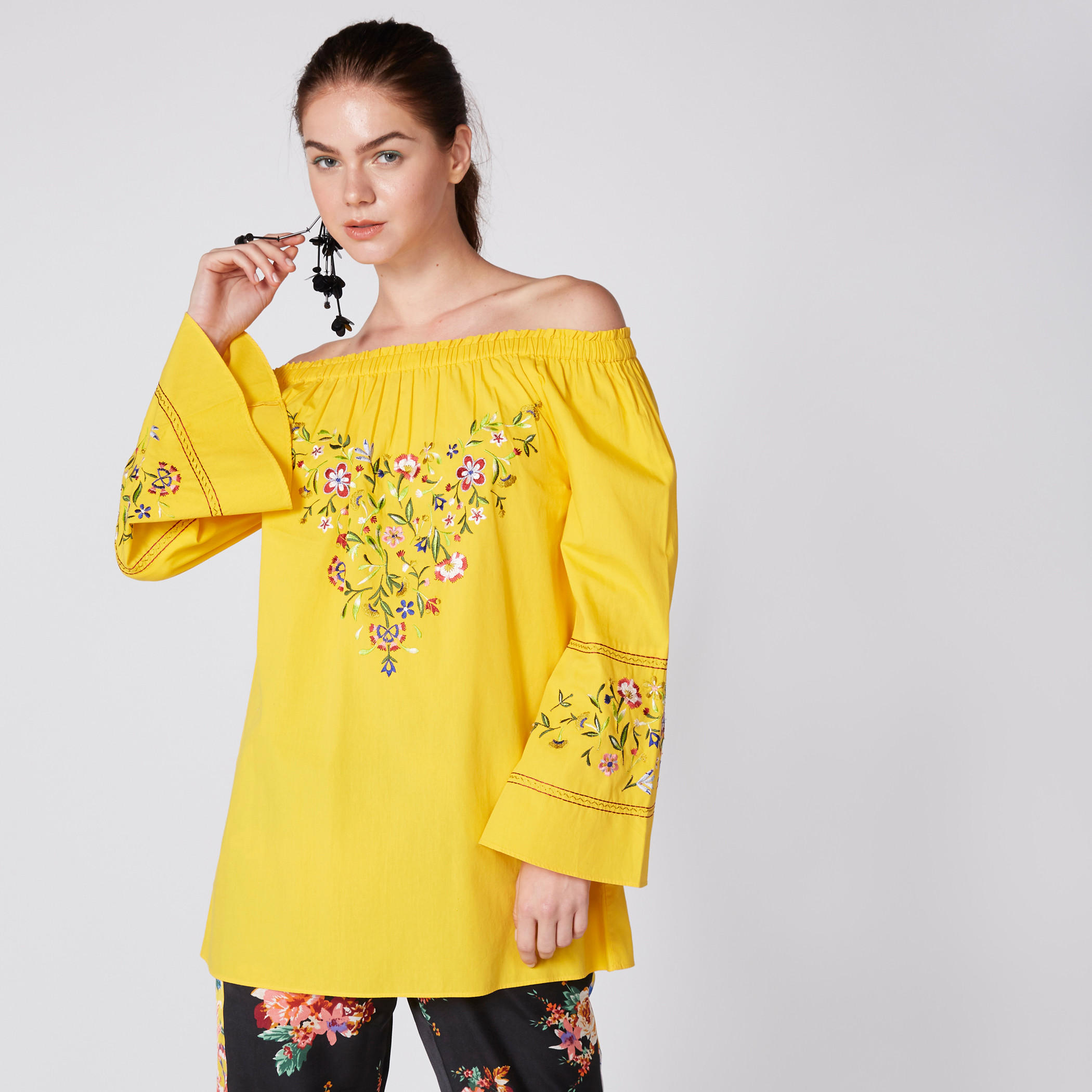 بلوزة طويلة ومطرّزة مكشوفة الأكتاف بأكمام طويلة-women-clothing-shirtsandblouses-blouses-image-2