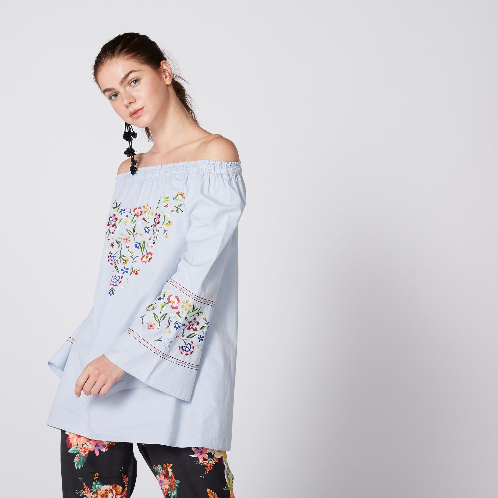 بلوزة مطرزة مكشوفة الكتفين بأكمام طويلة-women-clothing-shirtsandblouses-blouses-image-2