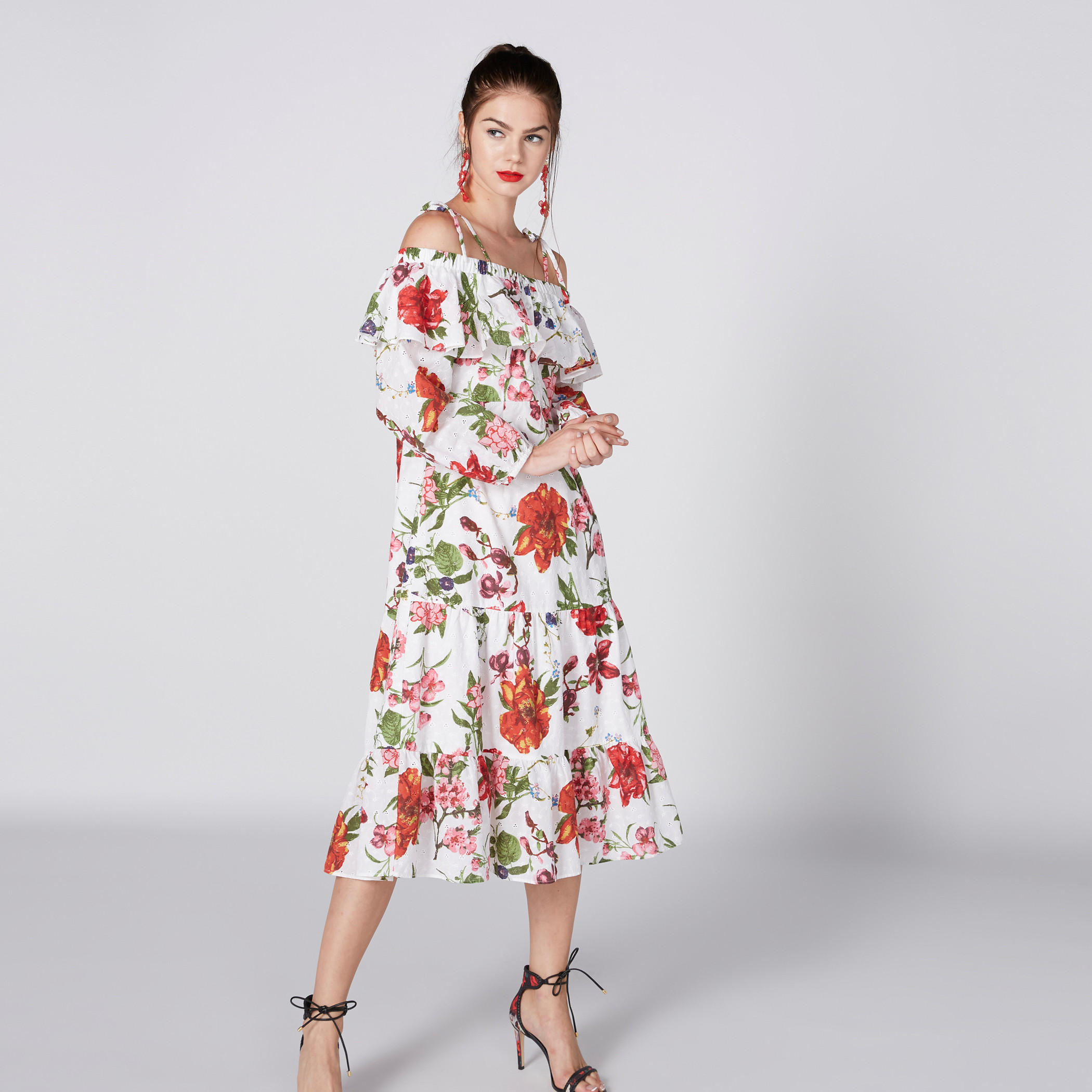 فستان متوسط الطول بأكتاف مفرّغة وتفاصيل كشكش وطبعات-women-clothing-dresses-image-1