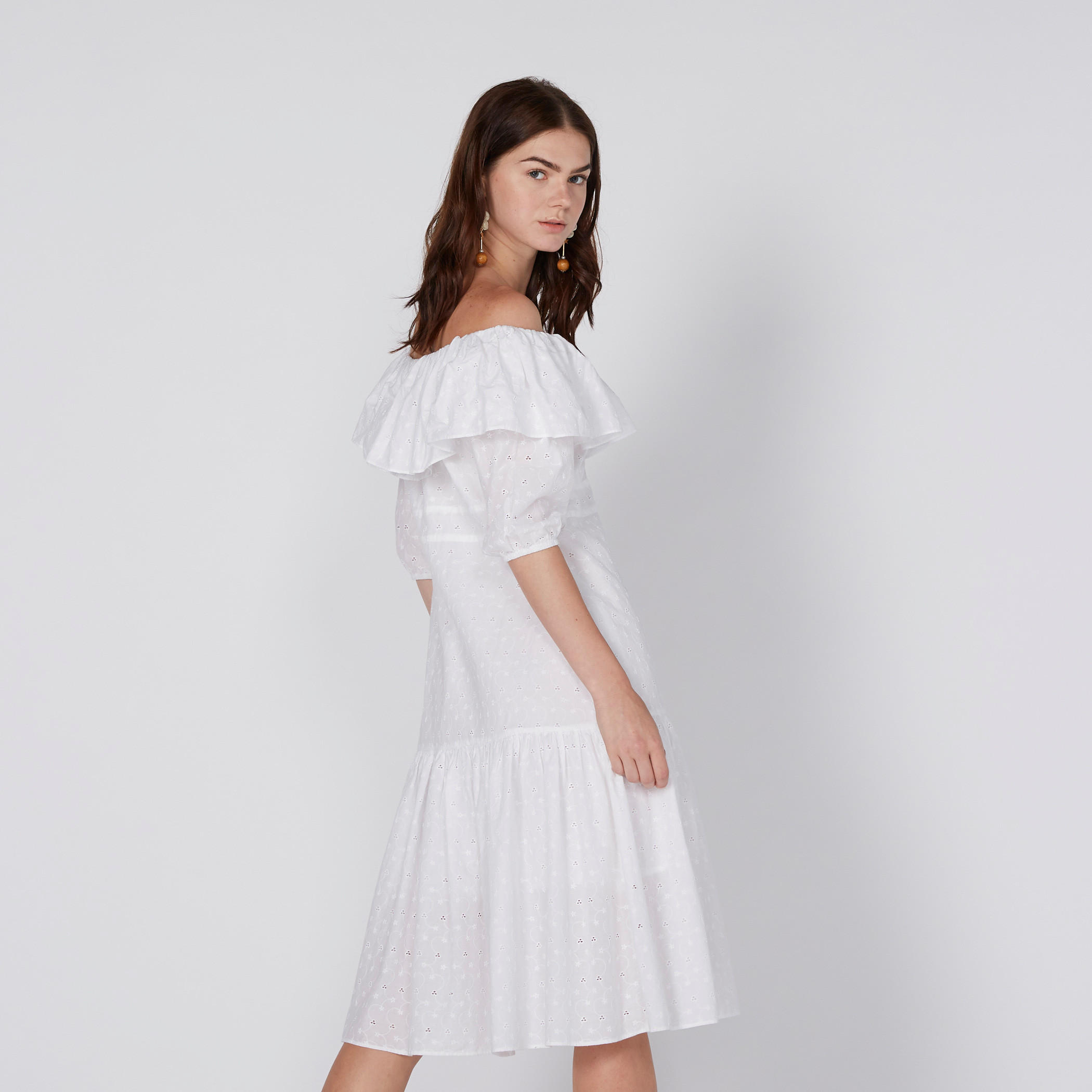 فستان ميدي مطرّز بأكتاف مكشوفة وتفاصيل شيفلي-women-clothing-dresses-image-3