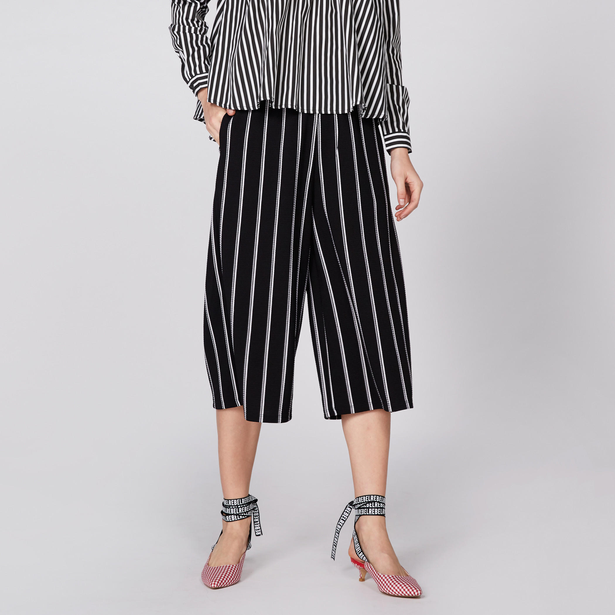 بنطال واسع الساقين مقلّم بخصر مطّاطي وجيوب-women-clothing-bottoms-trousers-image-2
