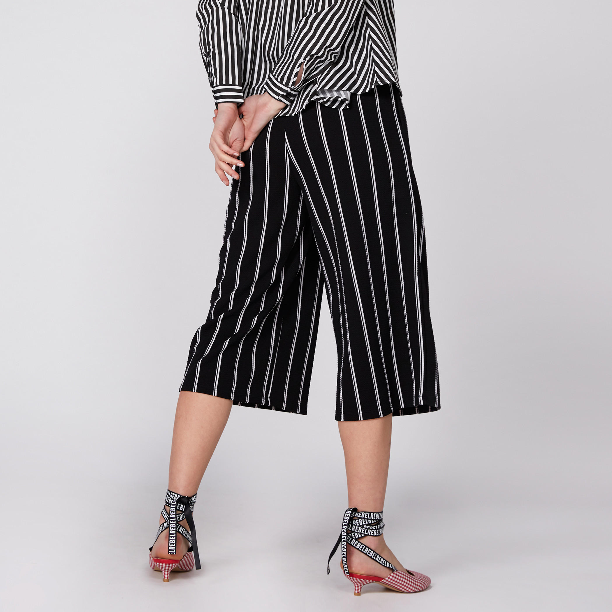 بنطال واسع الساقين مقلّم بخصر مطّاطي وجيوب-women-clothing-bottoms-trousers-image-4