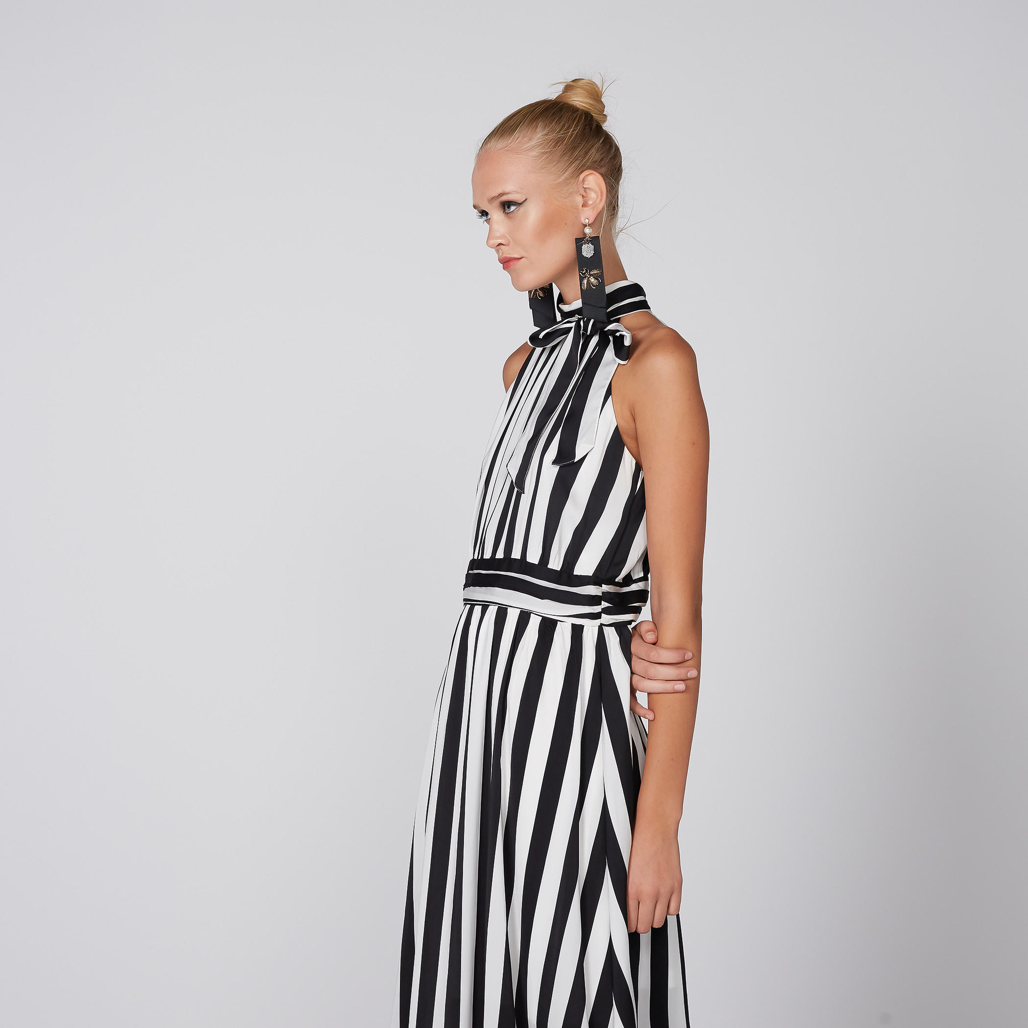 فستان طويل مقلّم بياقة هالتر ورباط-women-clothing-dresses-image-1