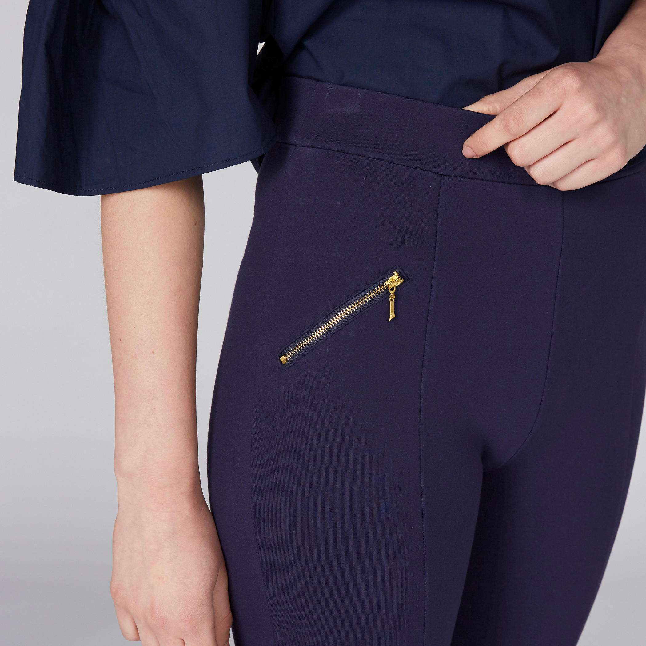 بنطال طويل بقصّة ضيّقة وخصر مطّاطي-women-clothing-bottoms-leggings-image-3