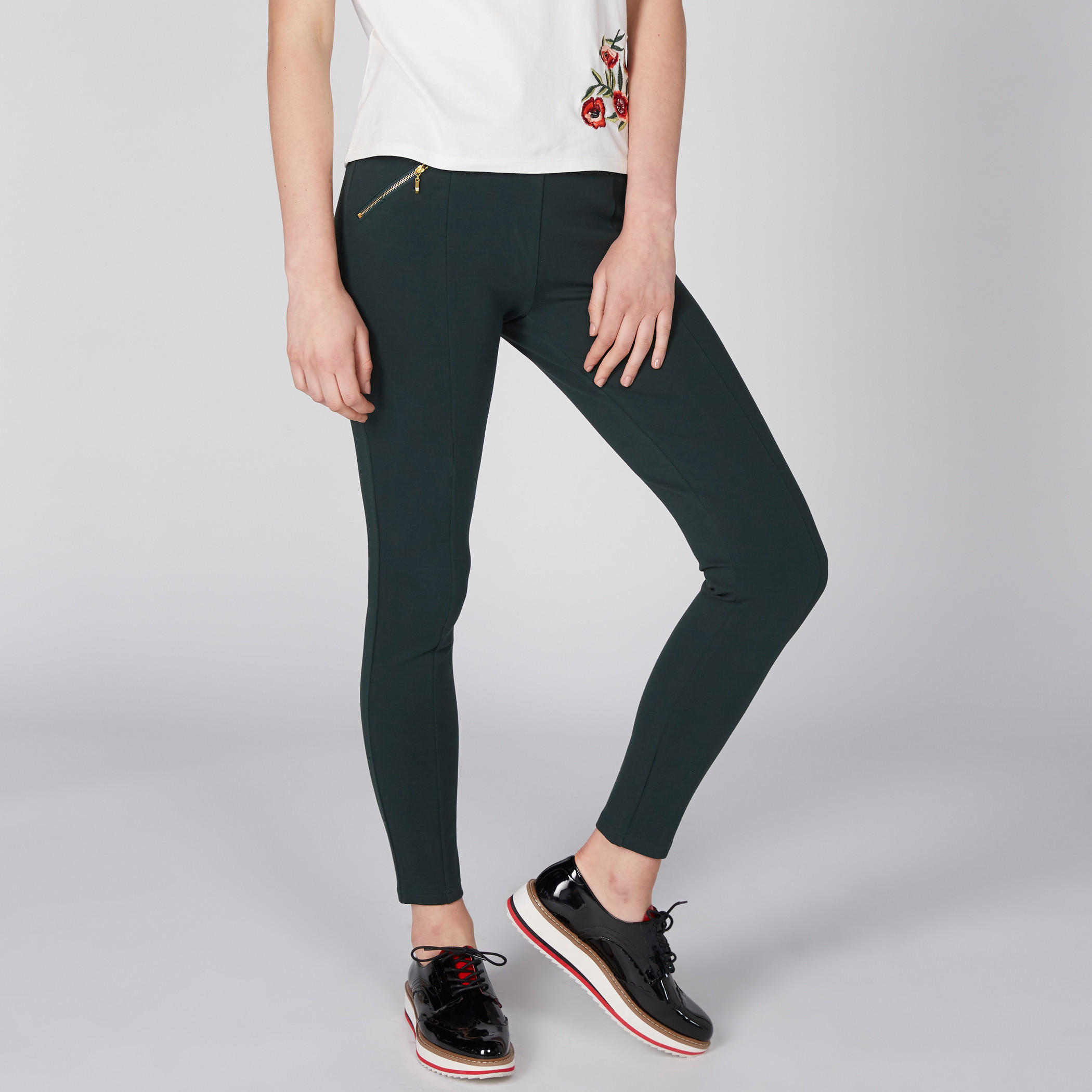 بنطال طويل بقصّة ضيّقة وخصر مطّاطي وجيوب-women-clothing-bottoms-leggings-image-1