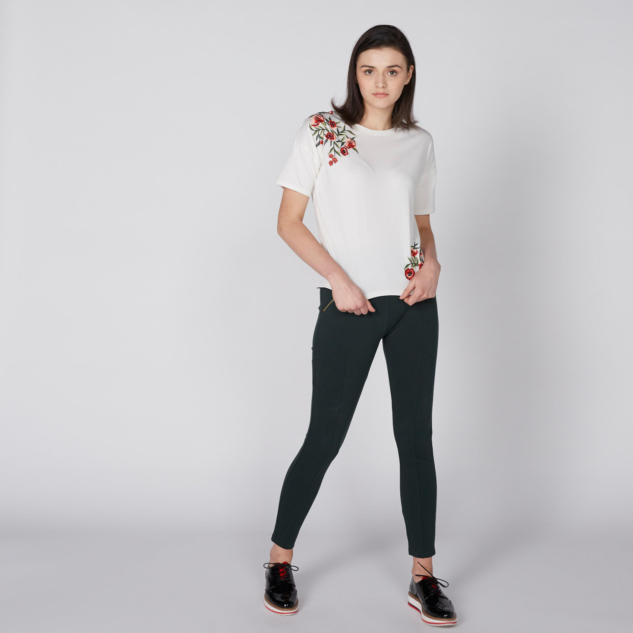 بنطال طويل بقصّة ضيّقة وخصر مطّاطي وجيوب-women-clothing-bottoms-leggings-image-2