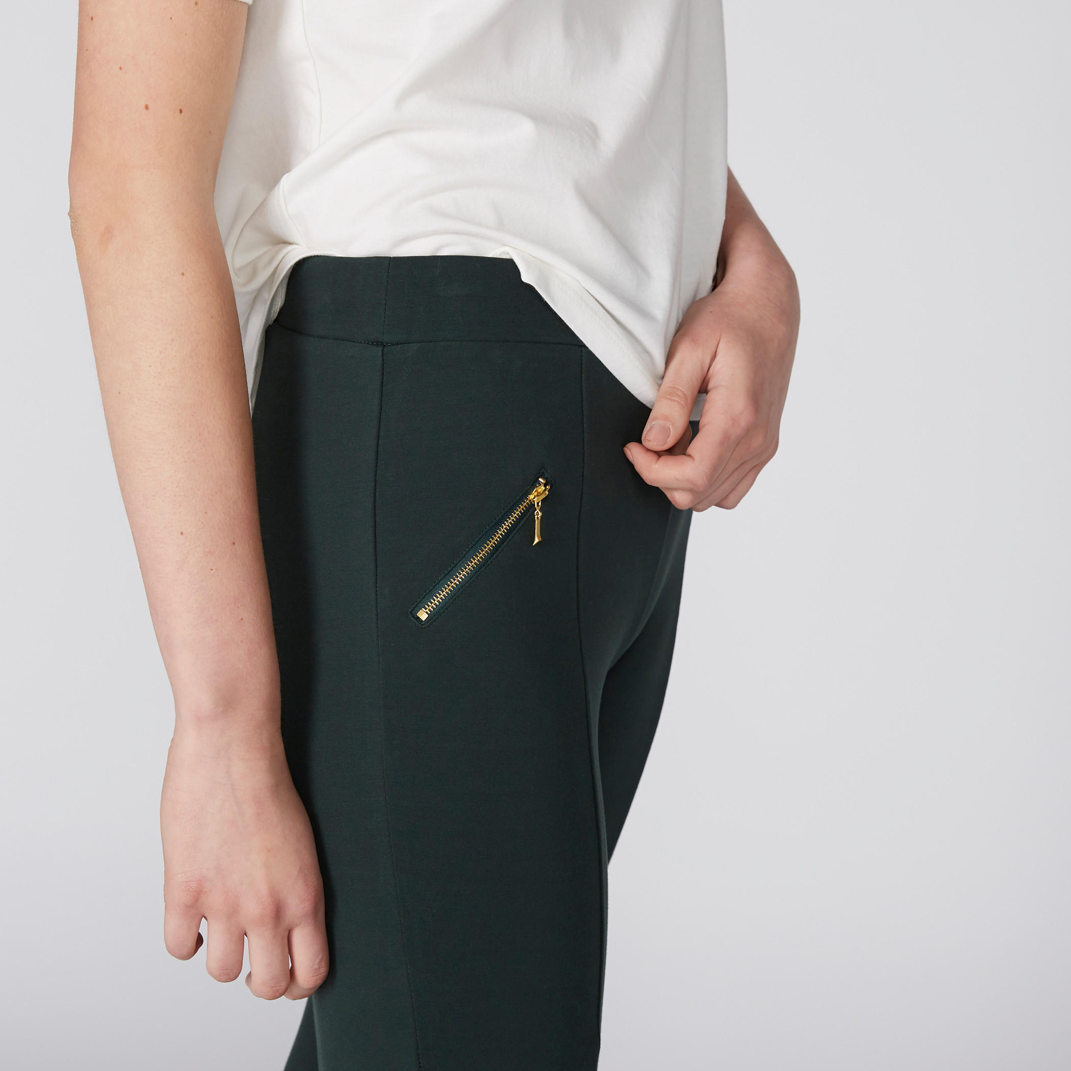 بنطال طويل بقصّة ضيّقة وخصر مطّاطي وجيوب-women-clothing-bottoms-leggings-image-3