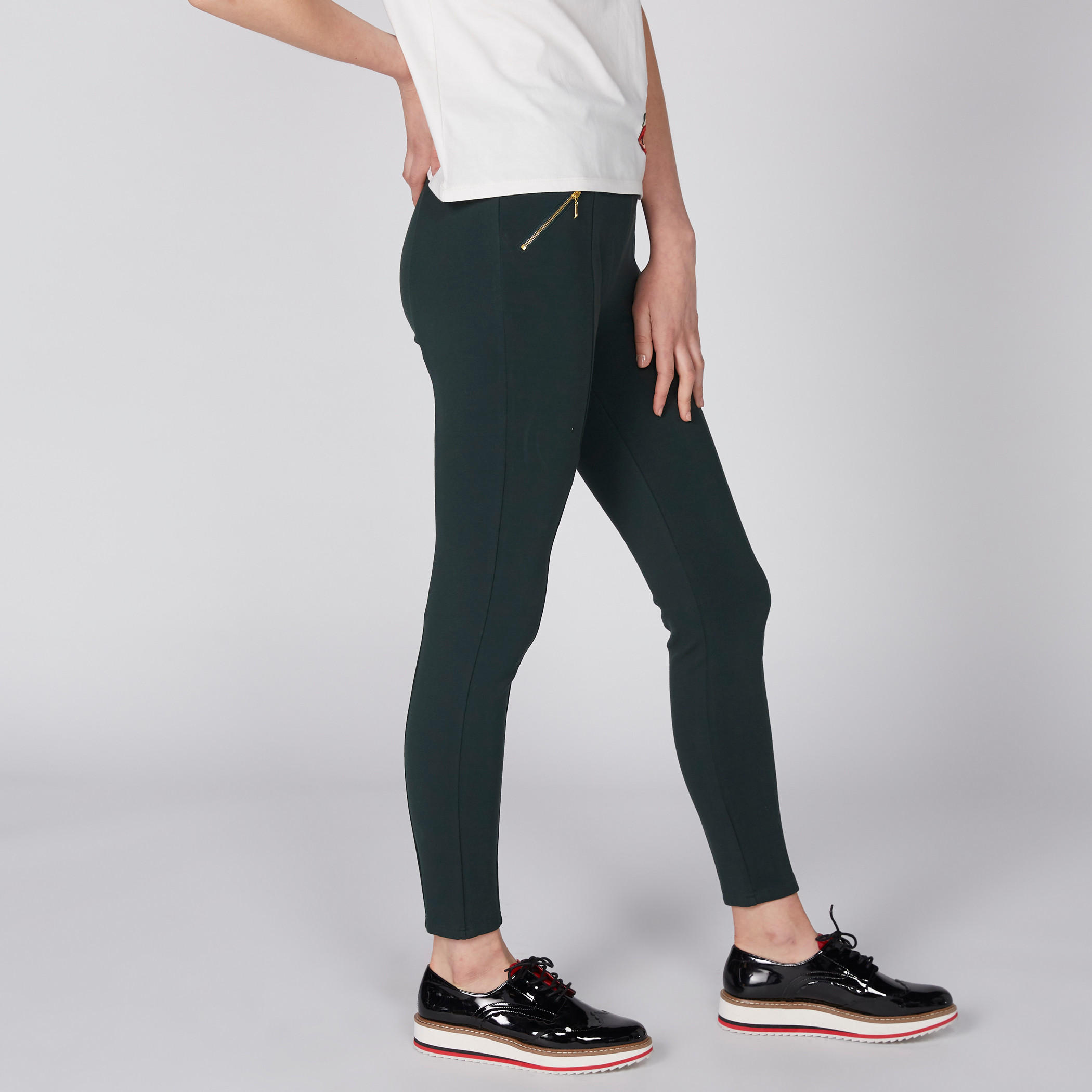 بنطال طويل بقصّة ضيّقة وخصر مطّاطي وجيوب-women-clothing-bottoms-leggings-image-4