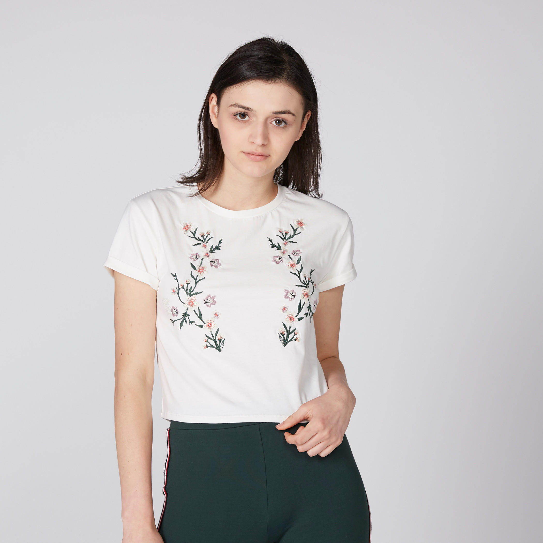 بلوزة قصيرة مطرّزة بياقة مستديرة وأكمام قصيرة-women-clothing-tshirts-image-1