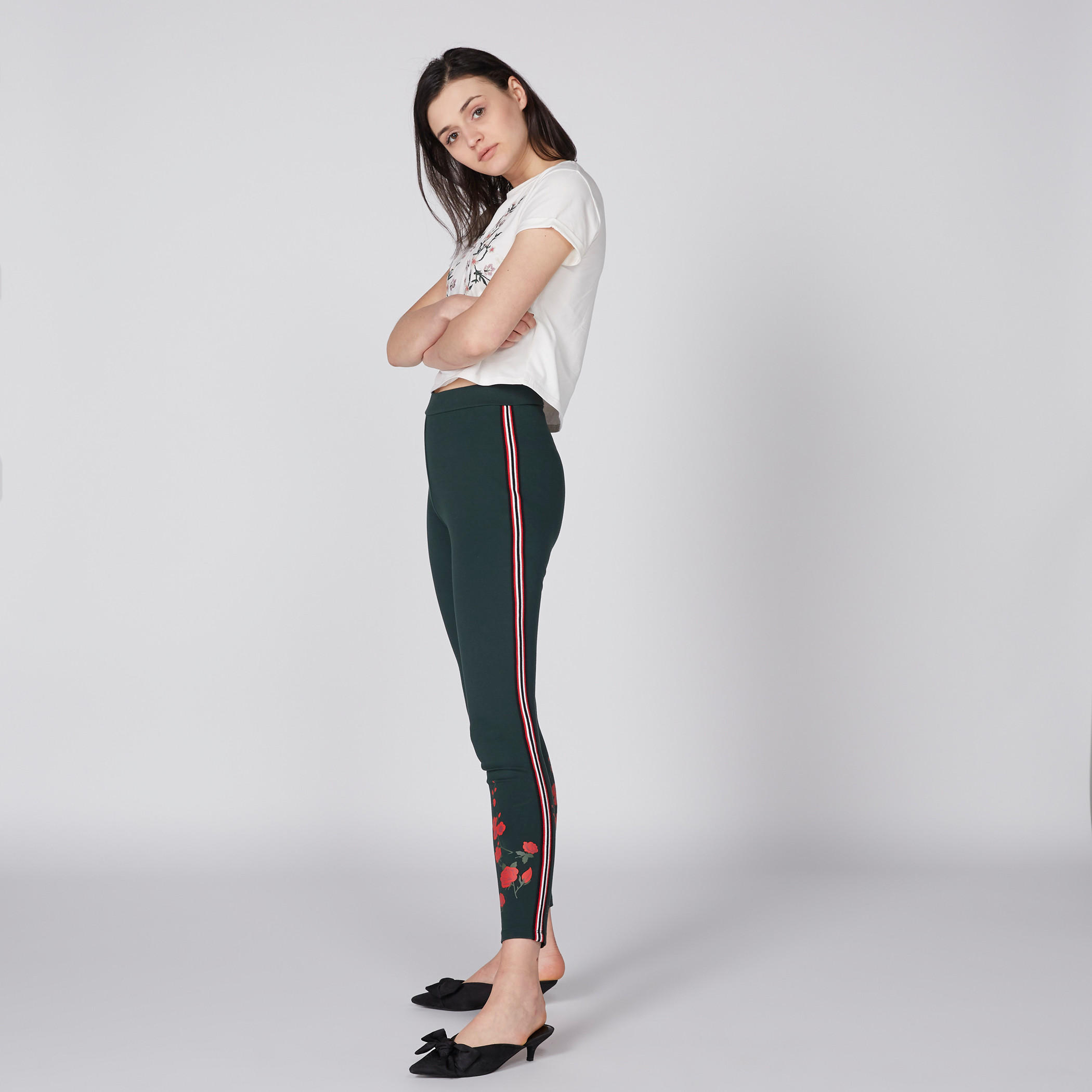 بلوزة قصيرة مطرّزة بياقة مستديرة وأكمام قصيرة-women-clothing-tshirts-image-3