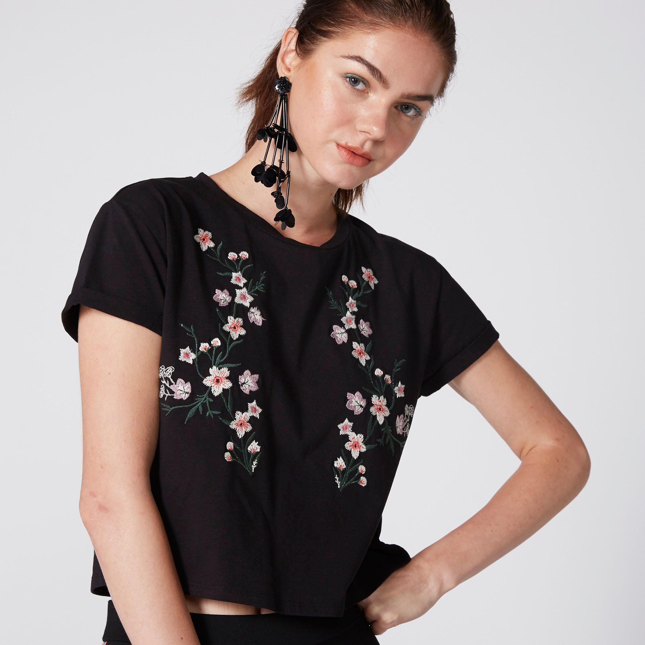 بلوزة قصيرة مطرّزة بياقة مستديرة وأكمام قصيرة-women-clothing-tshirts-image-1