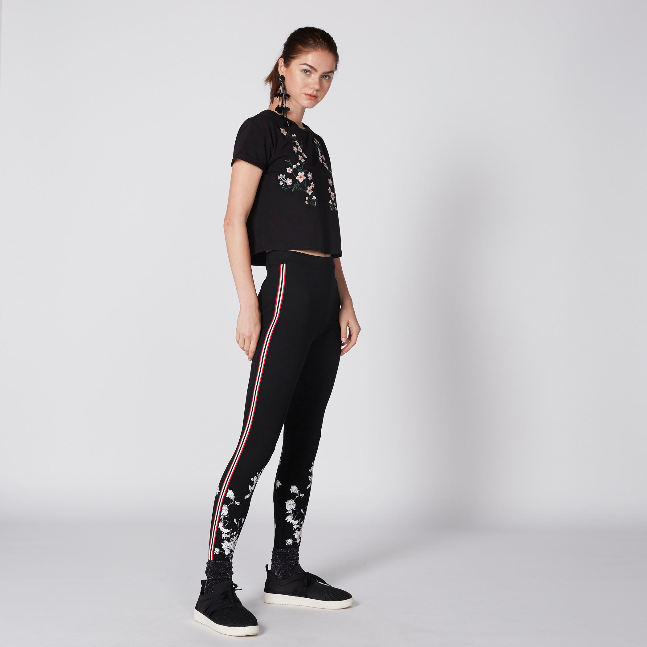 بلوزة قصيرة مطرّزة بياقة مستديرة وأكمام قصيرة-women-clothing-tshirts-image-2