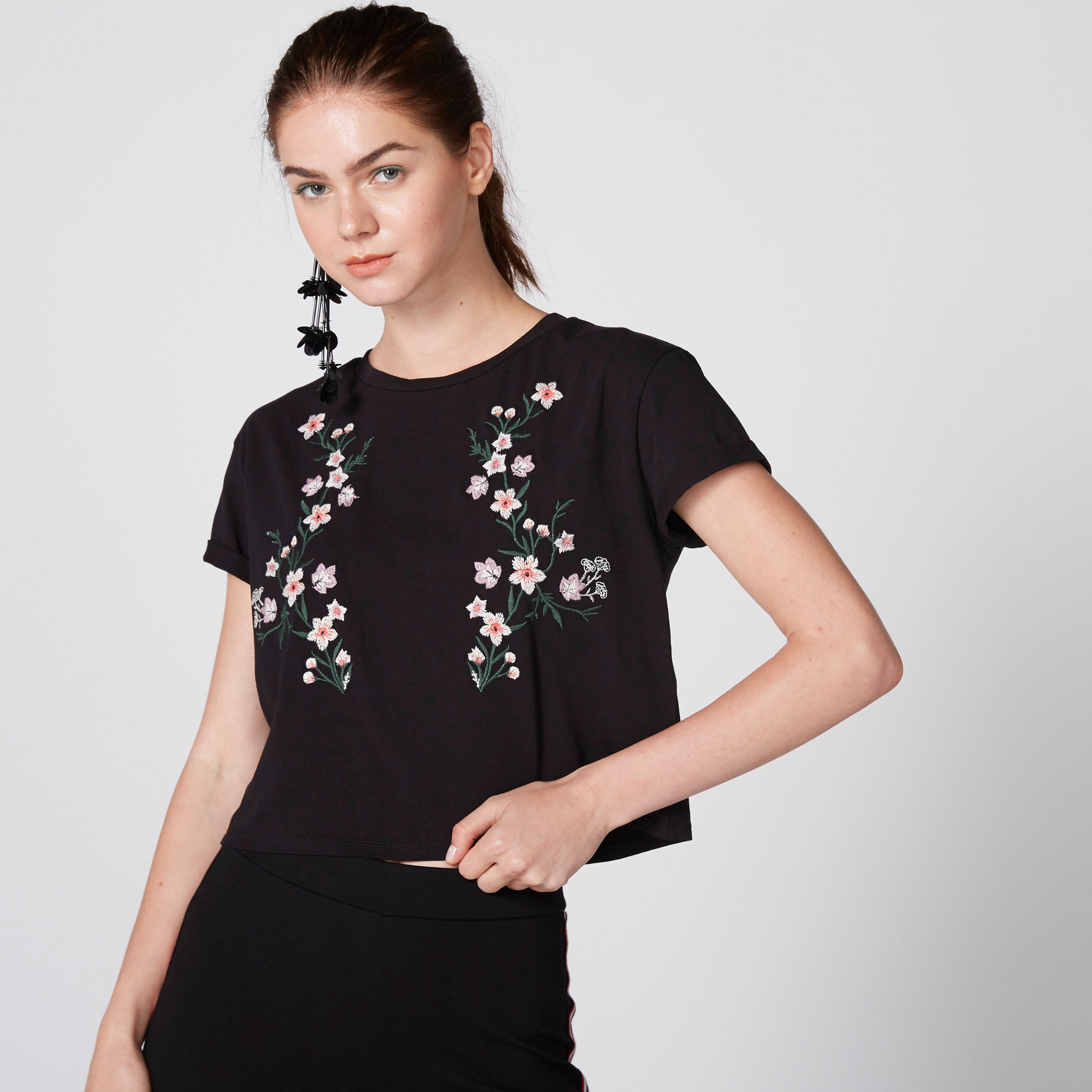 بلوزة قصيرة مطرّزة بياقة مستديرة وأكمام قصيرة-women-clothing-tshirts-image-3