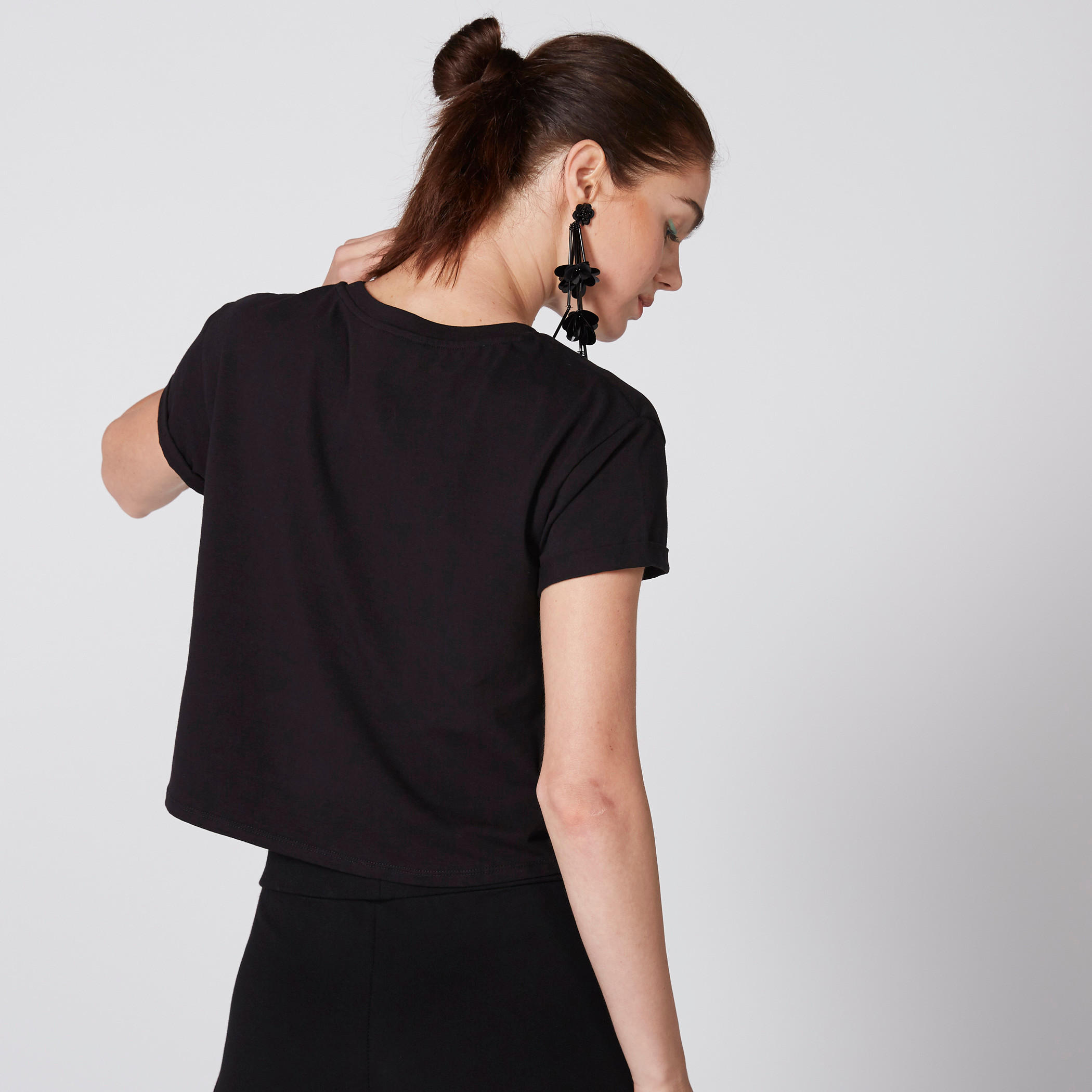 بلوزة قصيرة مطرّزة بياقة مستديرة وأكمام قصيرة-women-clothing-tshirts-image-4