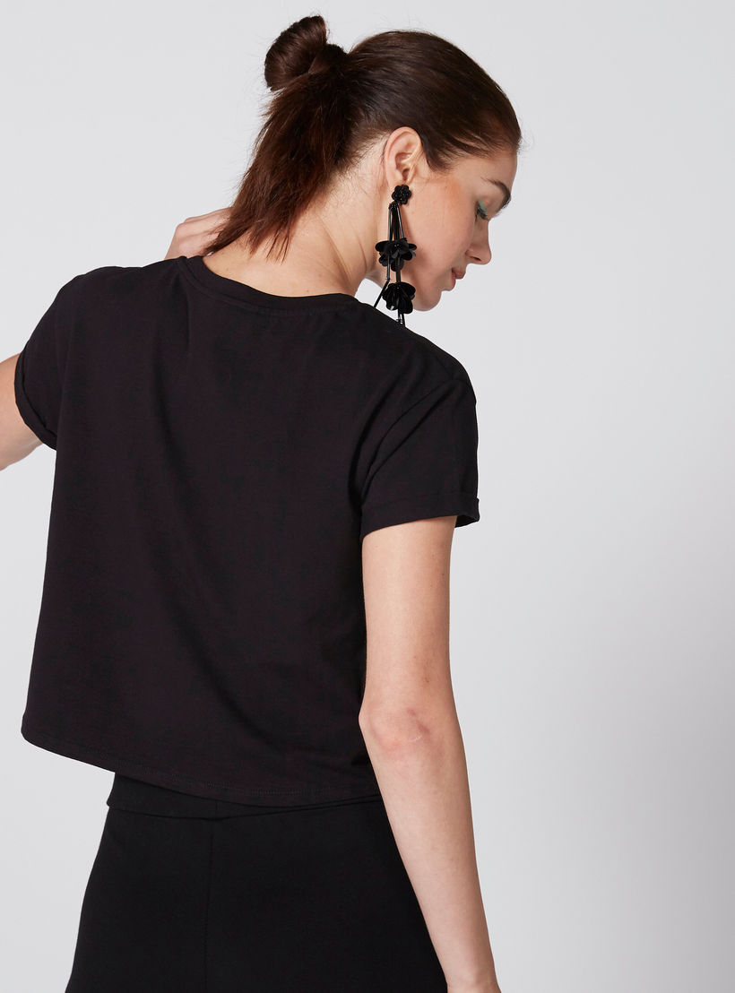 بلوزة قصيرة مطرّزة بياقة مستديرة وأكمام قصيرة-women-clothing-tshirts-image-4
