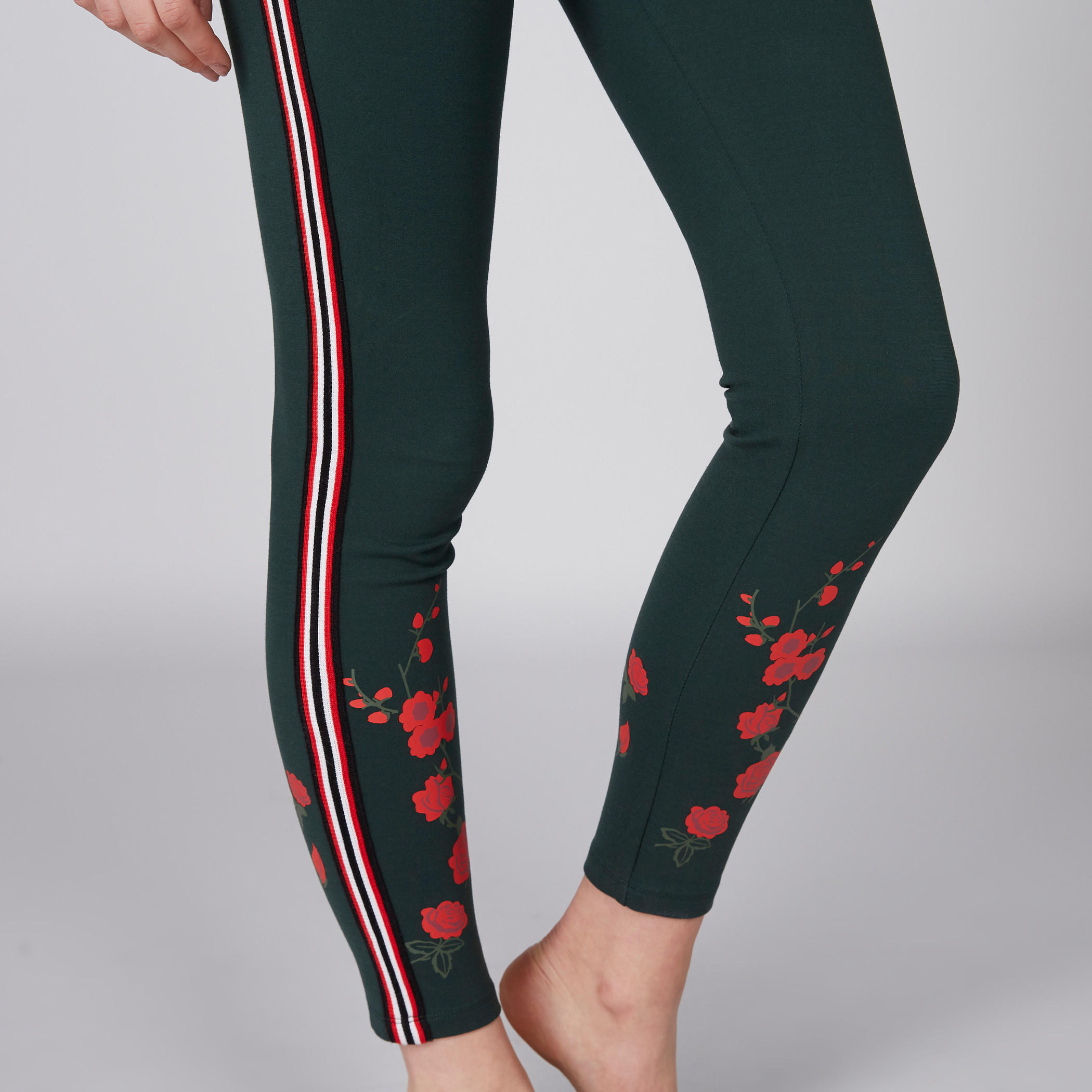 بنطال ليقنز طويل بخصر مطّاطي وطبعات-women-clothing-bottoms-leggings-image-3