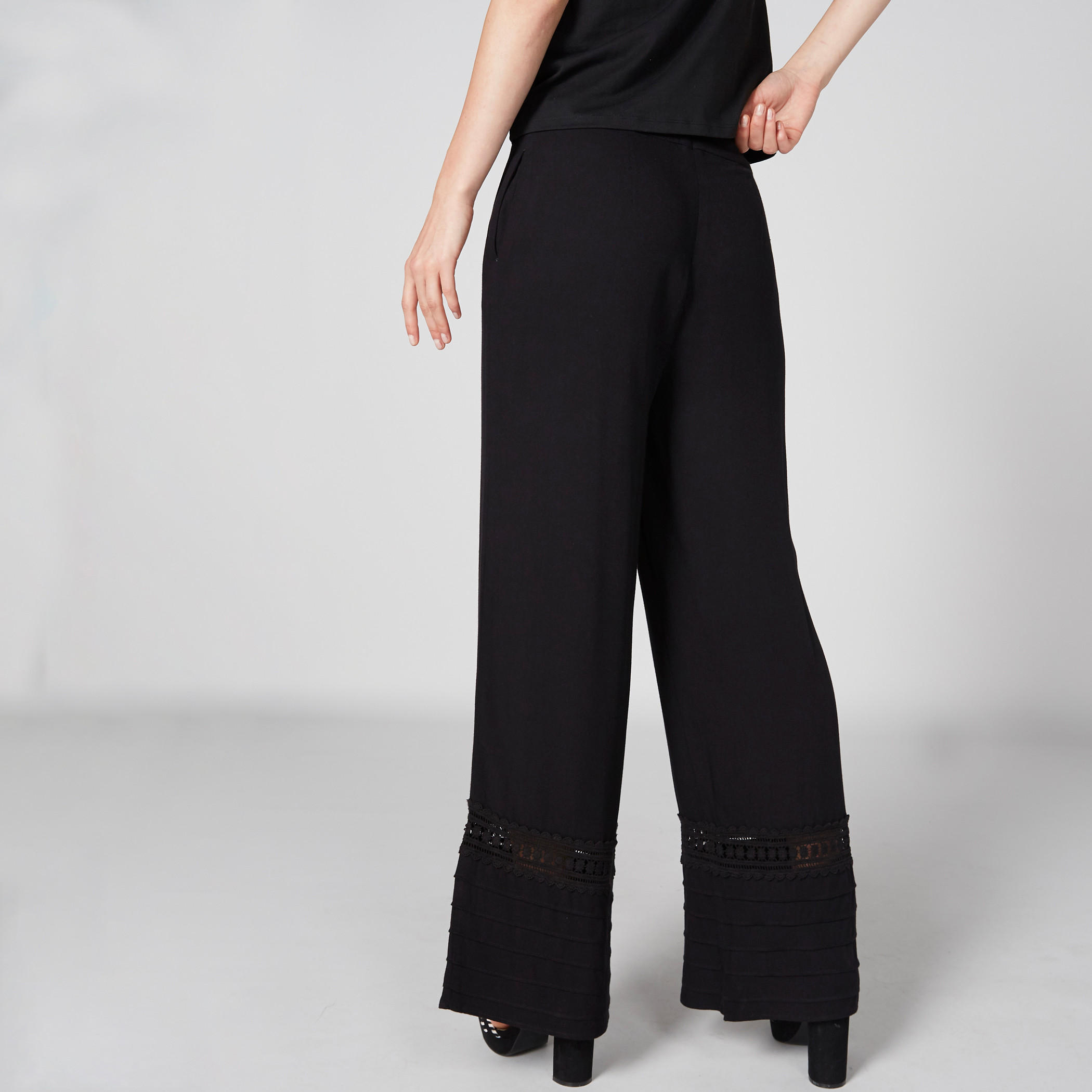 بنطال بالازو طويل بخصر مطّاطي وتفاصيل دانتيل-women-clothing-bottoms-trousers-image-4