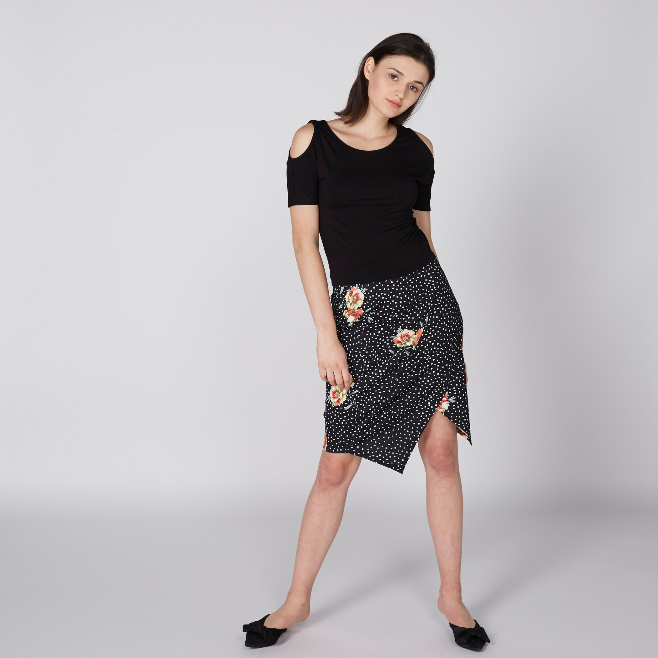 بلوزة بياقة مستديرة وأكتاف مكشوفة-women-clothing-tshirts-image-1