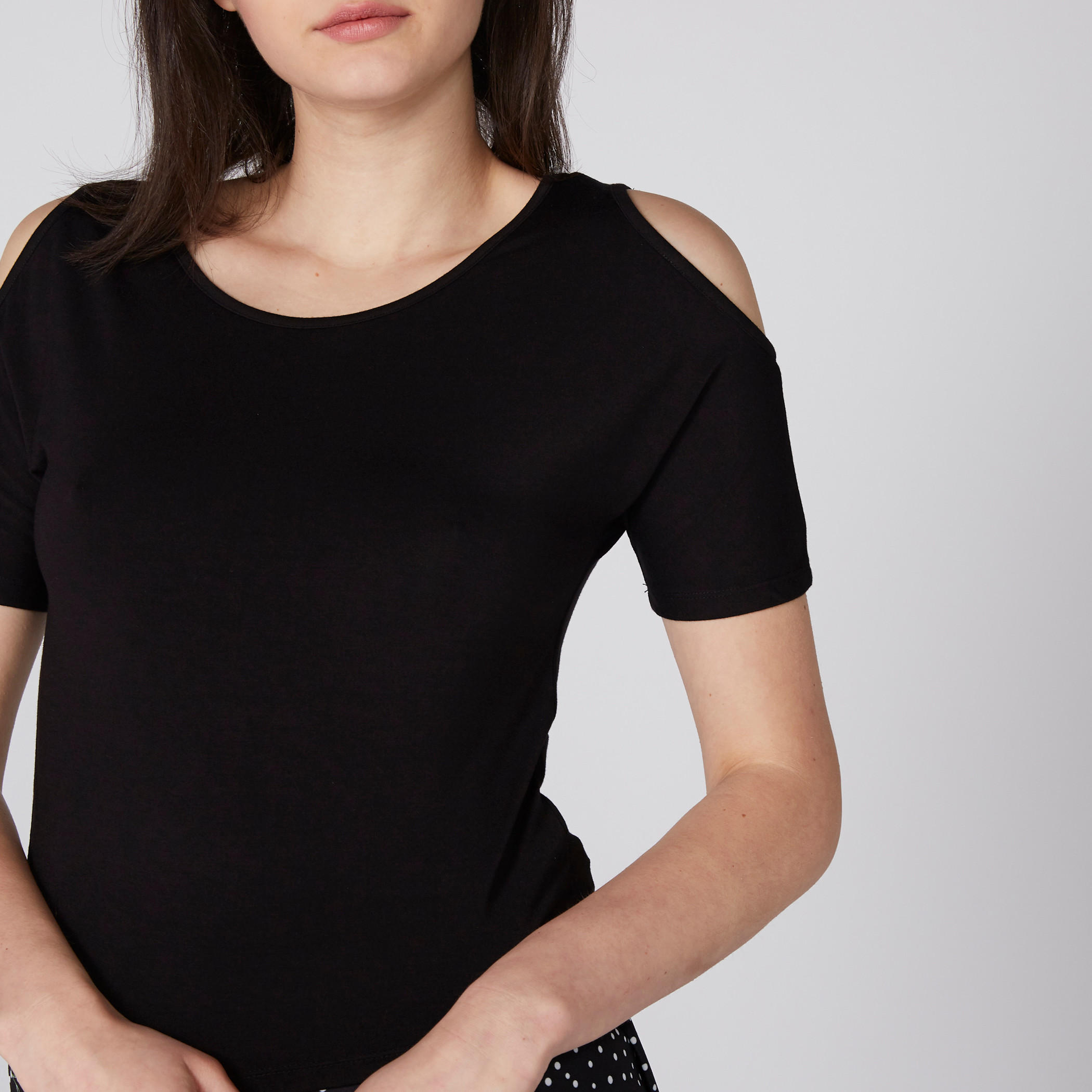 بلوزة بياقة مستديرة وأكتاف مكشوفة-women-clothing-tshirts-image-2