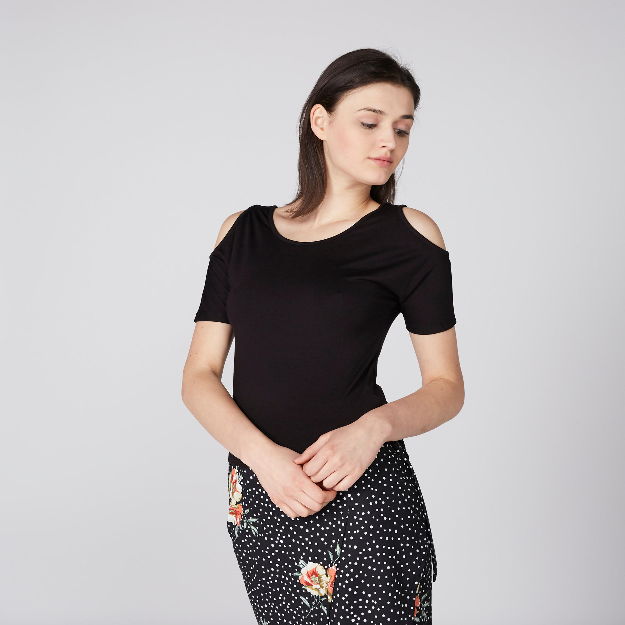بلوزة بياقة مستديرة وأكتاف مكشوفة-women-clothing-tshirts-image-3