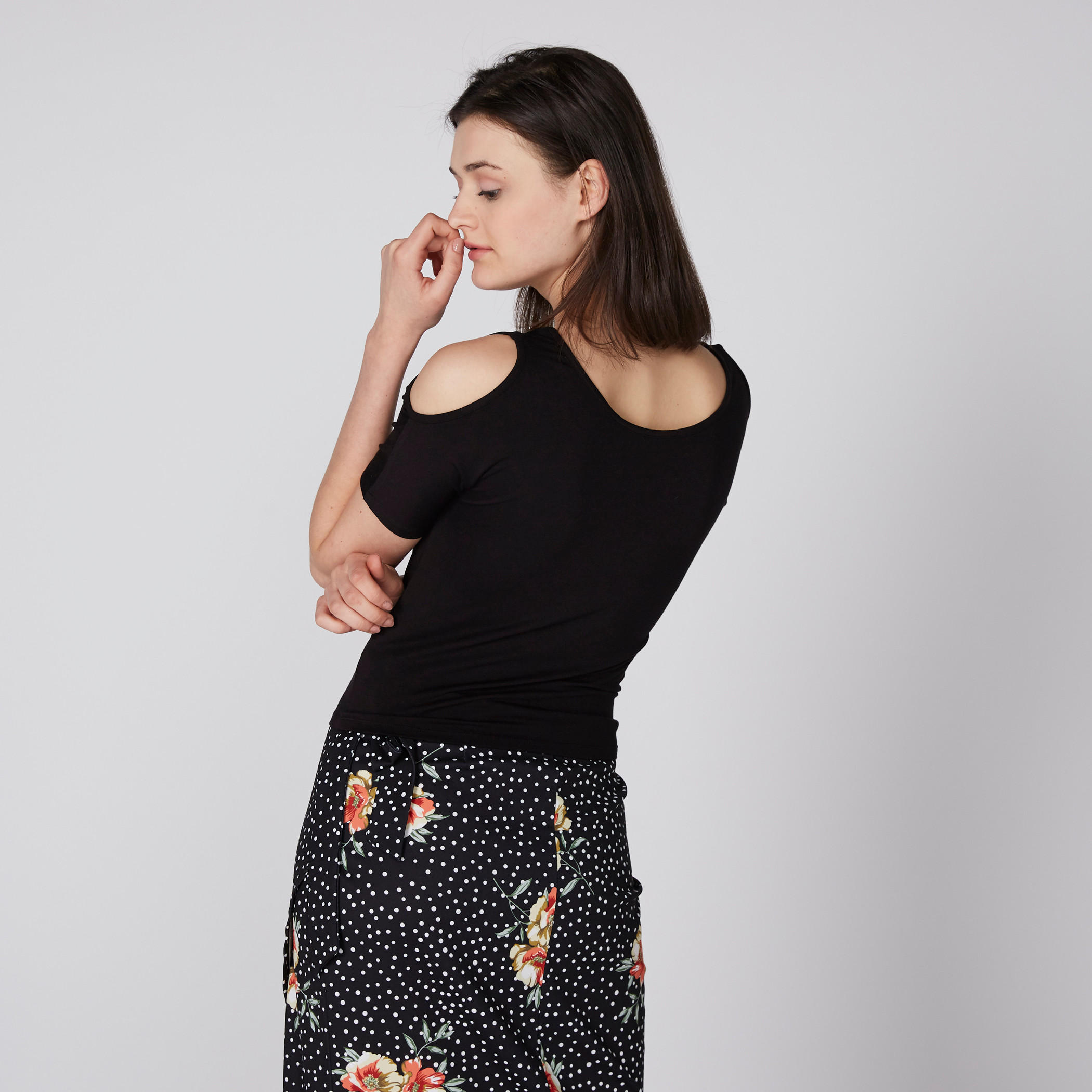 بلوزة بياقة مستديرة وأكتاف مكشوفة-women-clothing-tshirts-image-4