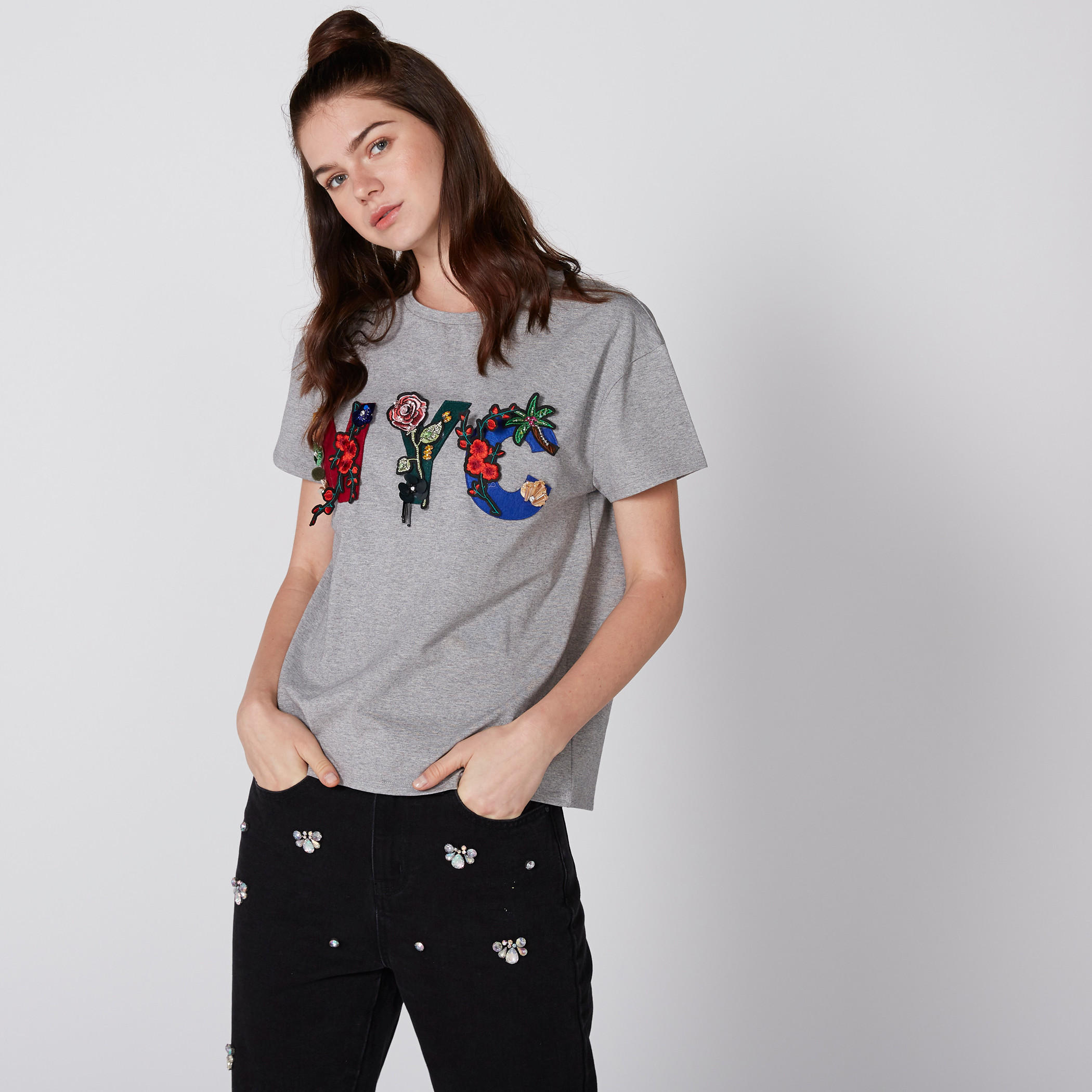 بلوزة مطرزة بياقة مستديرة وأكمام قصيرة-women-clothing-tshirts-image-1