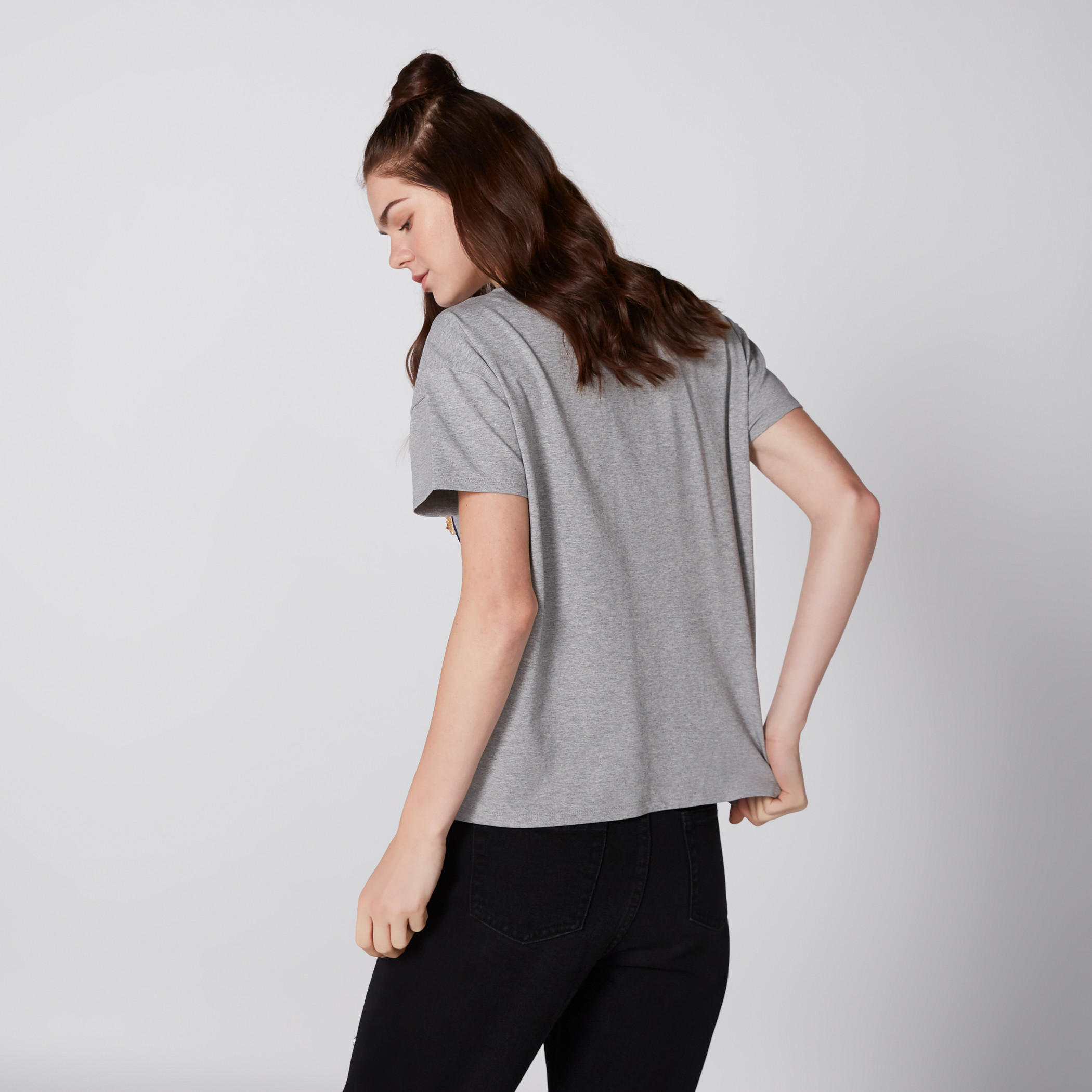 بلوزة مطرزة بياقة مستديرة وأكمام قصيرة-women-clothing-tshirts-image-2