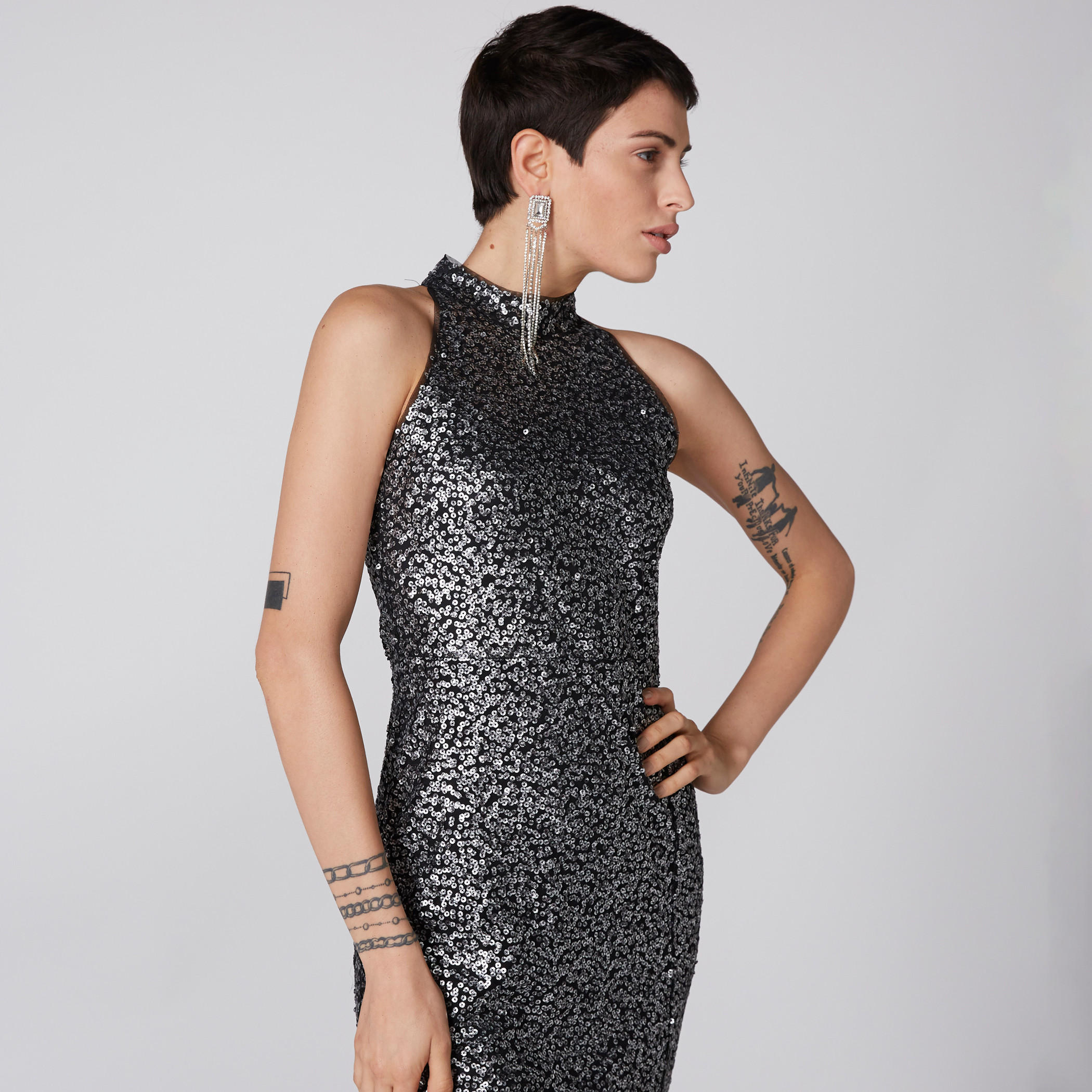 فستان طويل دون أكمام بياقة عالية وتفاصيل ترتر-women-clothing-dresses-image-2