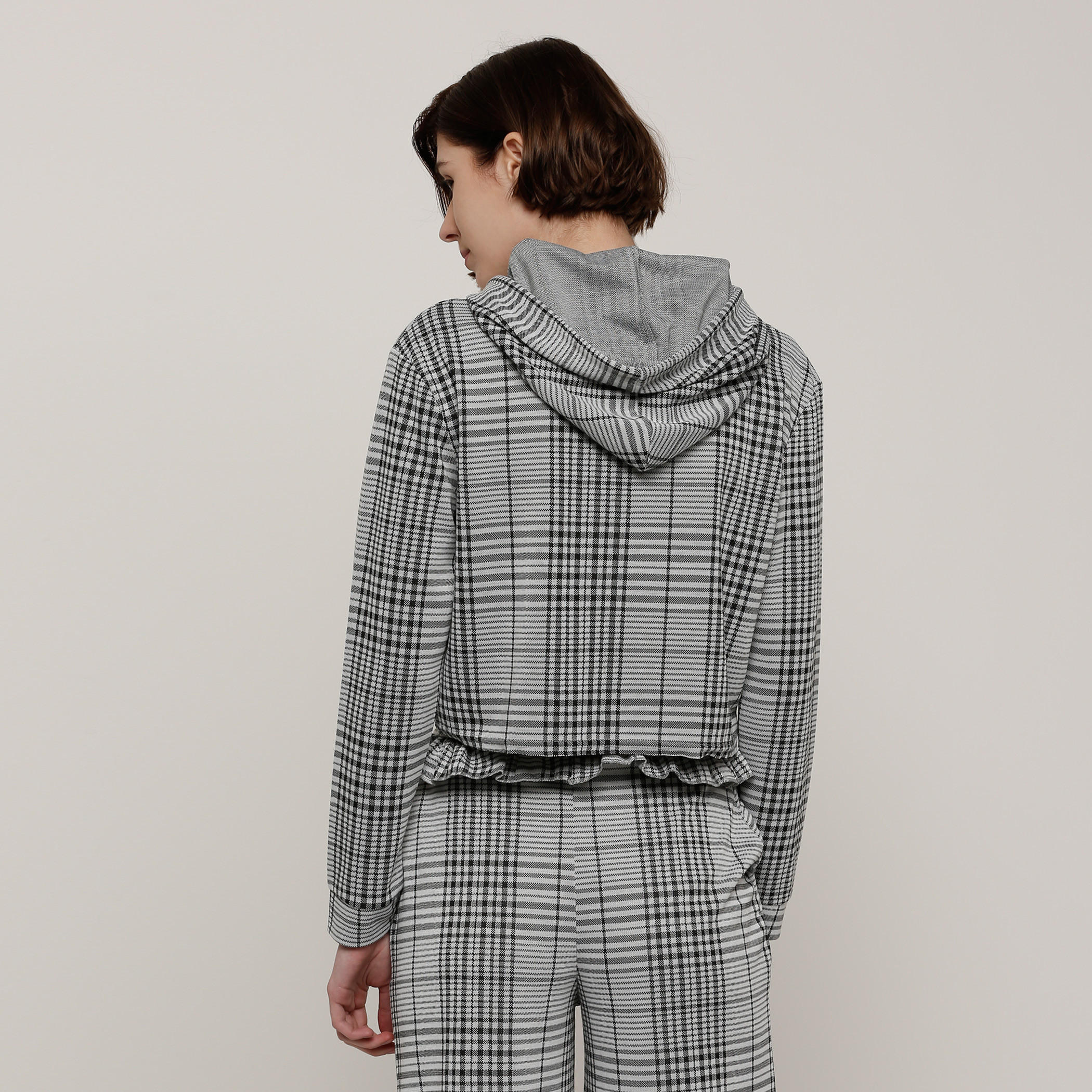 بلوزة كاروهات بأكمام طويلة وقبعة-women-winterwear-hoodiesandsweatshirts-hoodies-image-2
