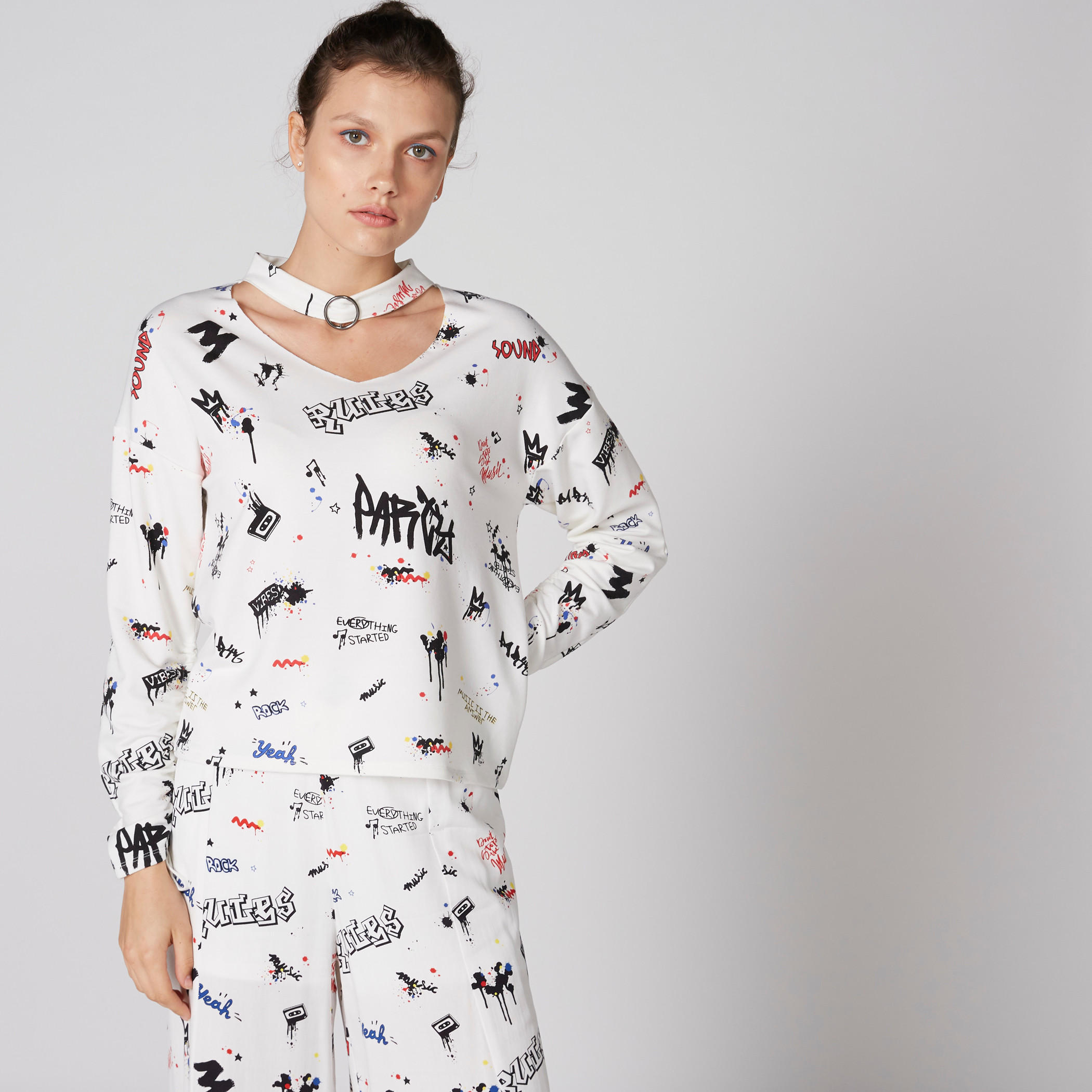 تيشيرت بطبعات وياقة شوكر بأكمام طويلة-women-clothing-tshirts-image-1