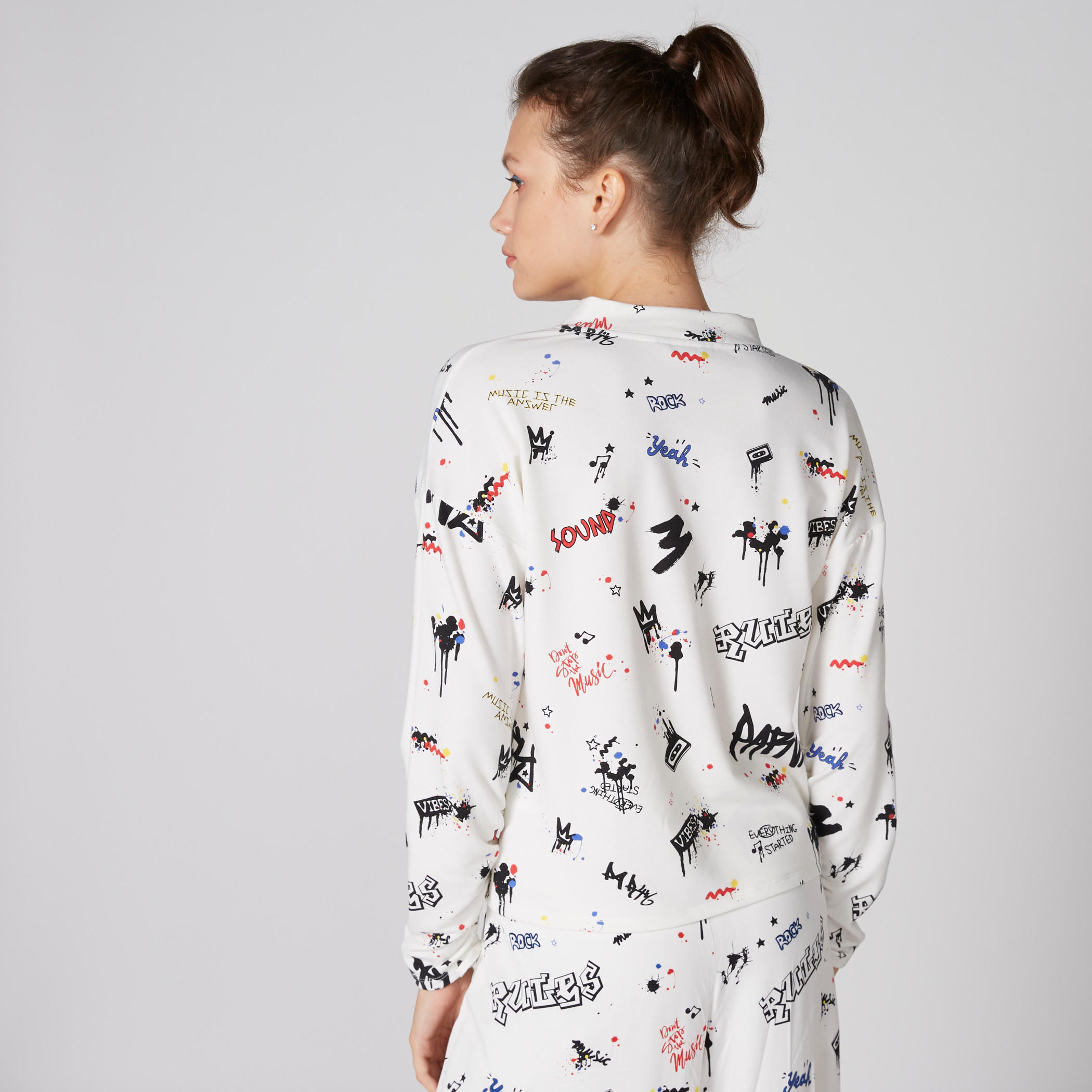 تيشيرت بطبعات وياقة شوكر بأكمام طويلة-women-clothing-tshirts-image-2