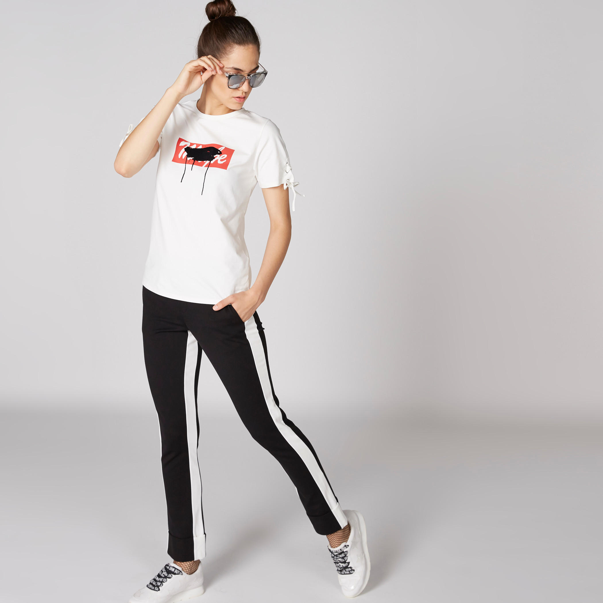 تيشيرت بياقة مستديرة وأكمام قصيرة ورباط وطبعات-women-clothing-tshirts-image-1