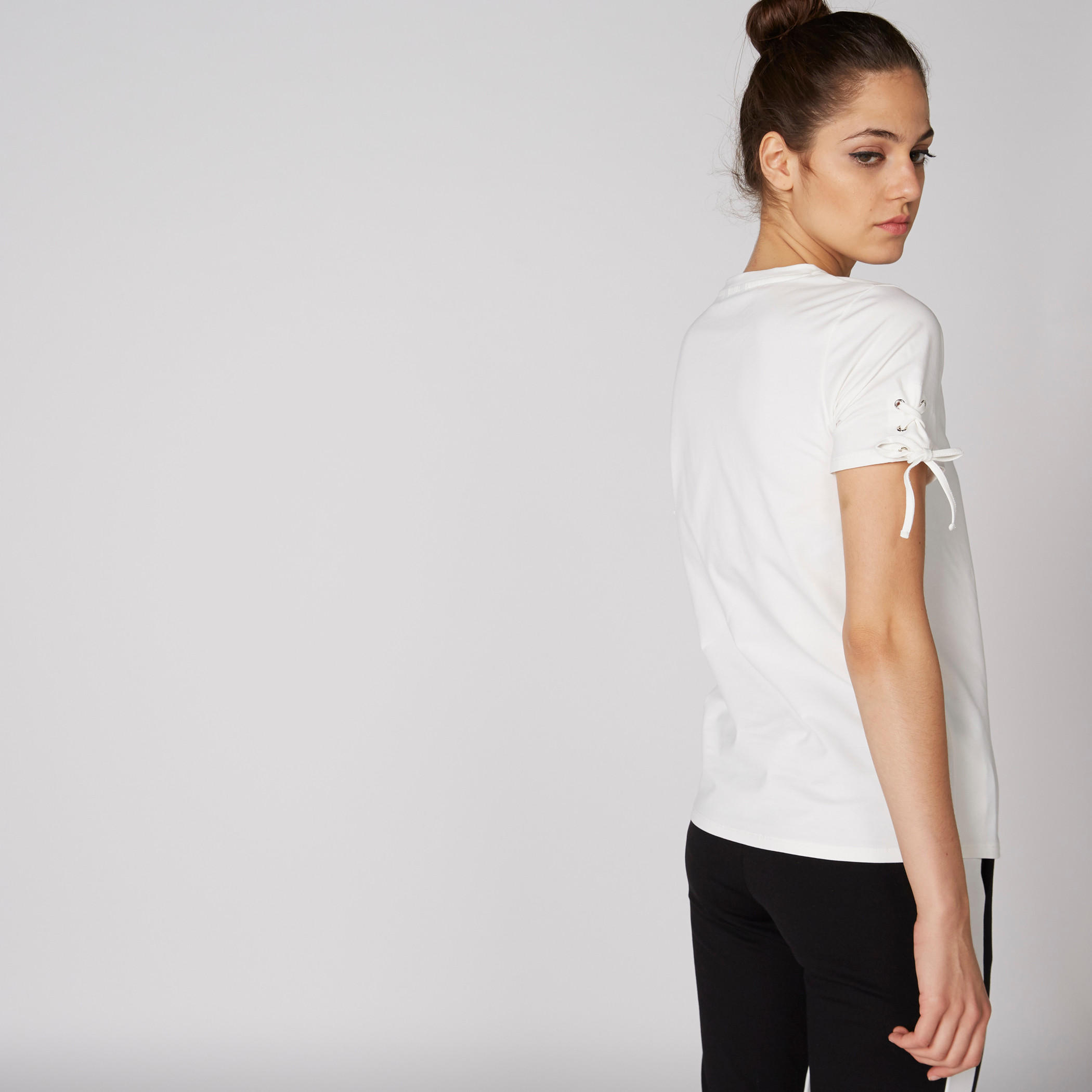 تيشيرت بياقة مستديرة وأكمام قصيرة ورباط وطبعات-women-clothing-tshirts-image-2