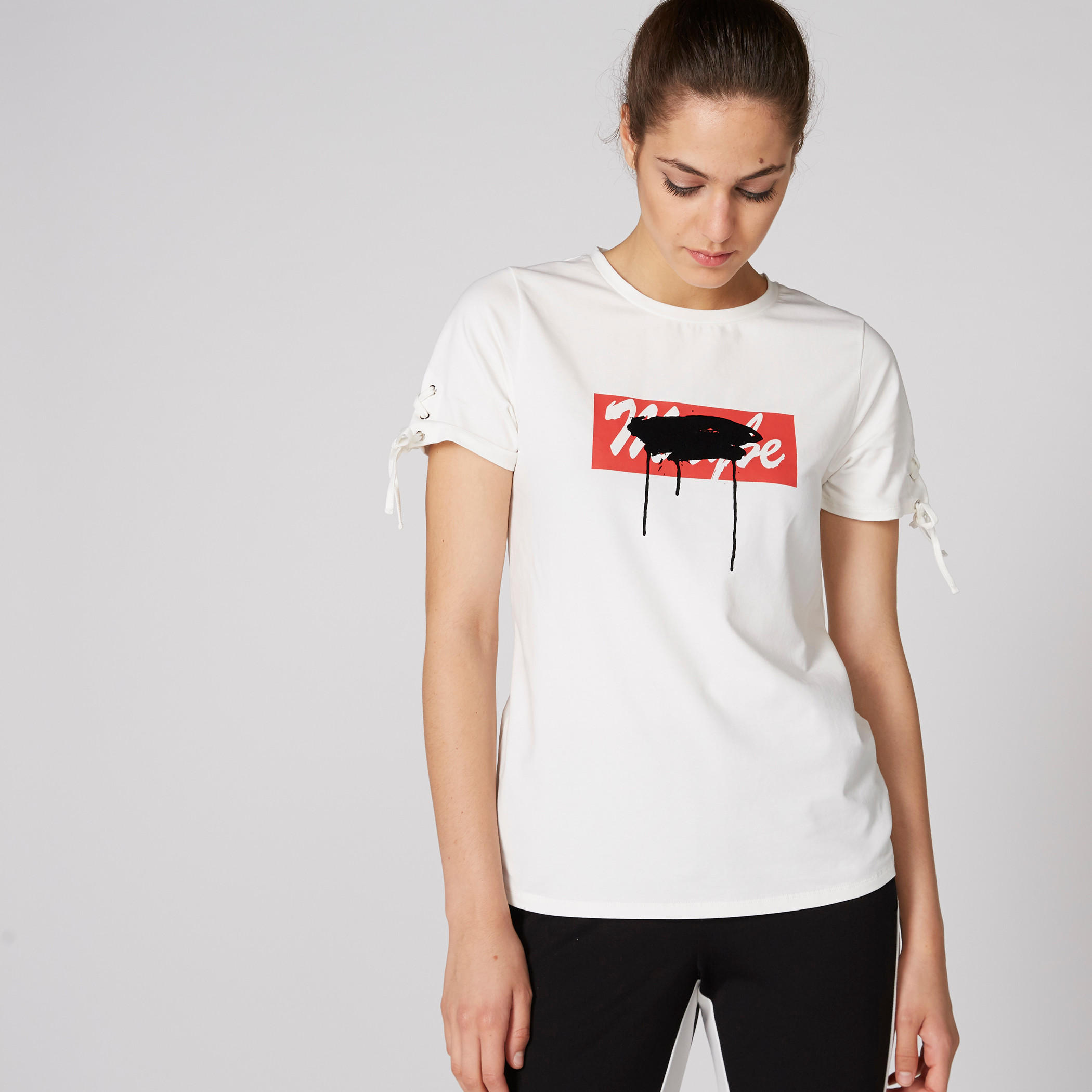 تيشيرت بياقة مستديرة وأكمام قصيرة ورباط وطبعات-women-clothing-tshirts-image-3