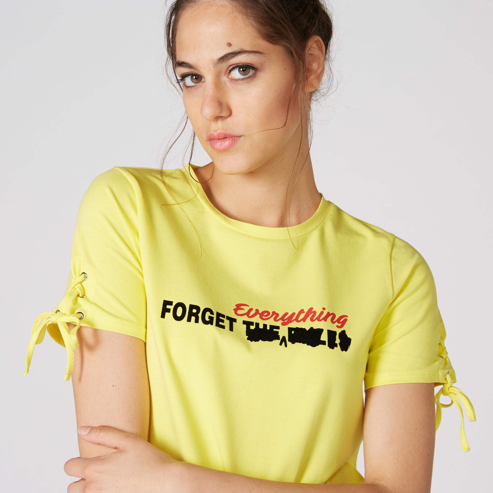 تيشيرت بياقة مستديرة وأكمام قصيرة برباط وطبعات-women-clothing-tshirts-image-1