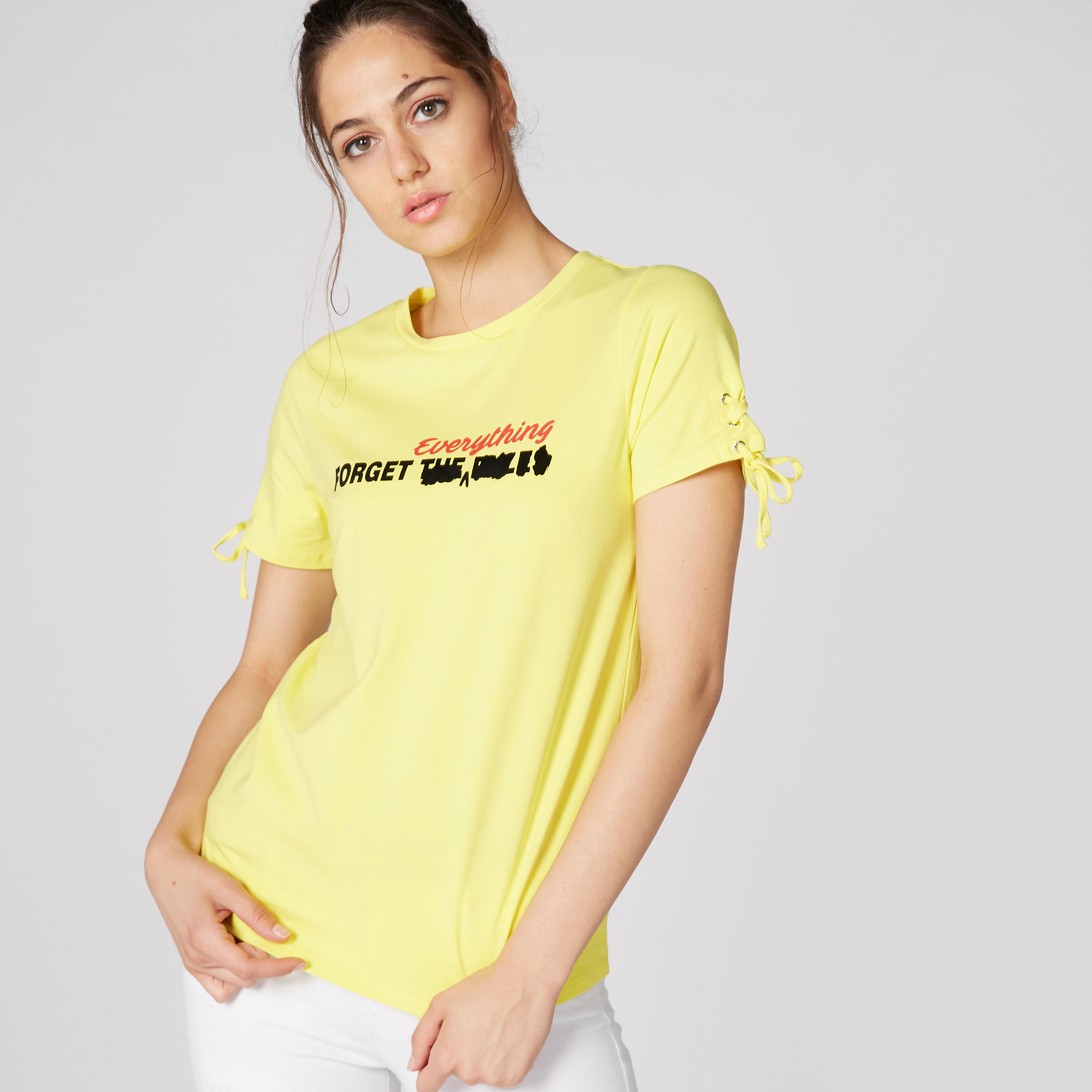 تيشيرت بياقة مستديرة وأكمام قصيرة برباط وطبعات-women-clothing-tshirts-image-3
