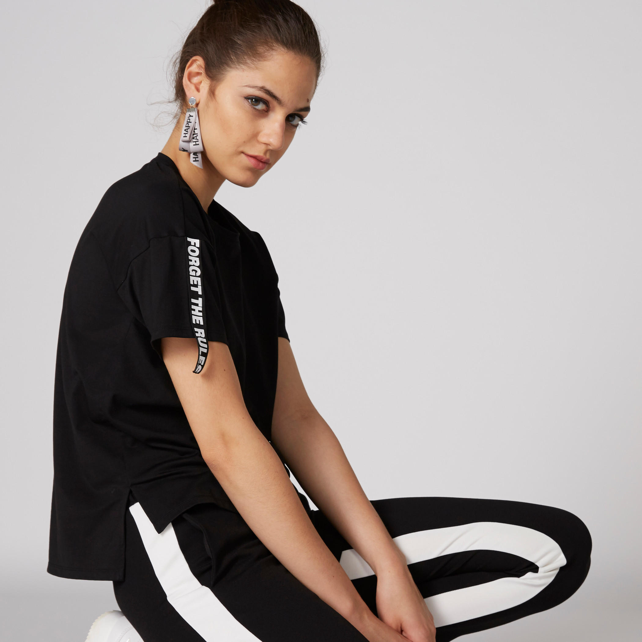 تيشيرت بياقة مستديرة وحوّاف غير مستوية وطبعات-women-clothing-tshirts-image-1
