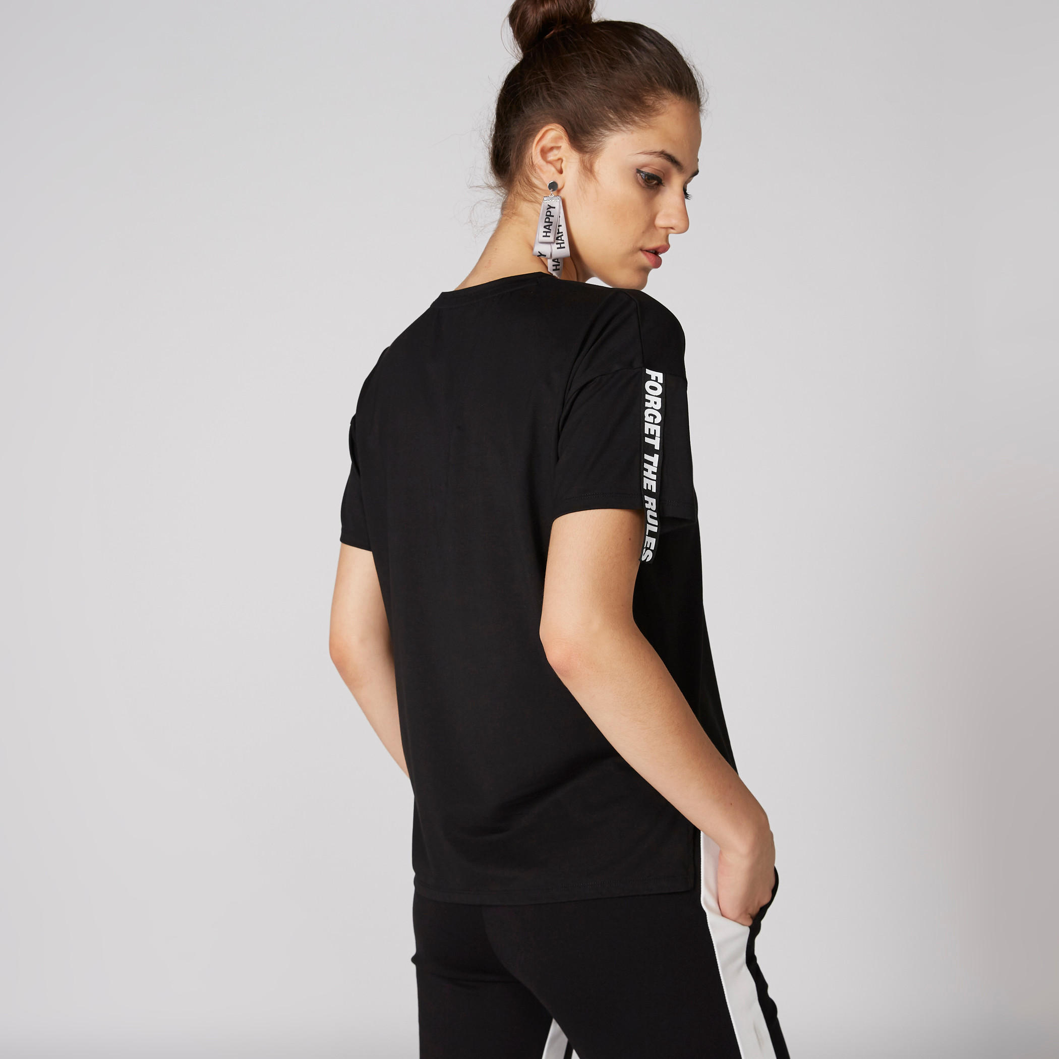 تيشيرت بياقة مستديرة وحوّاف غير مستوية وطبعات-women-clothing-tshirts-image-2