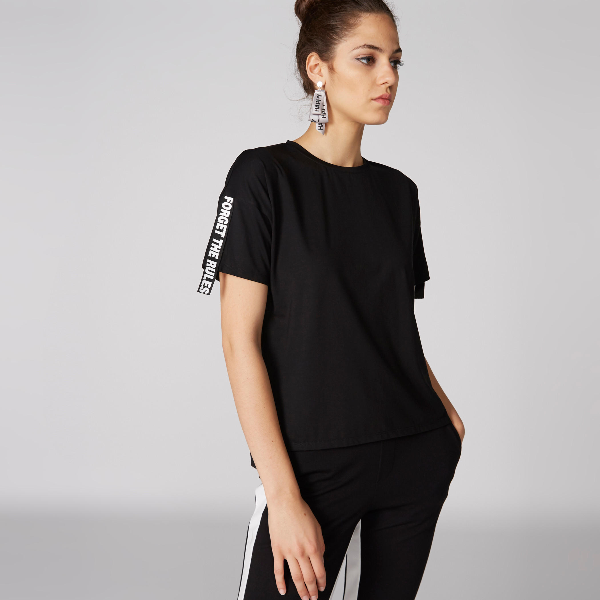 تيشيرت بياقة مستديرة وحوّاف غير مستوية وطبعات-women-clothing-tshirts-image-3
