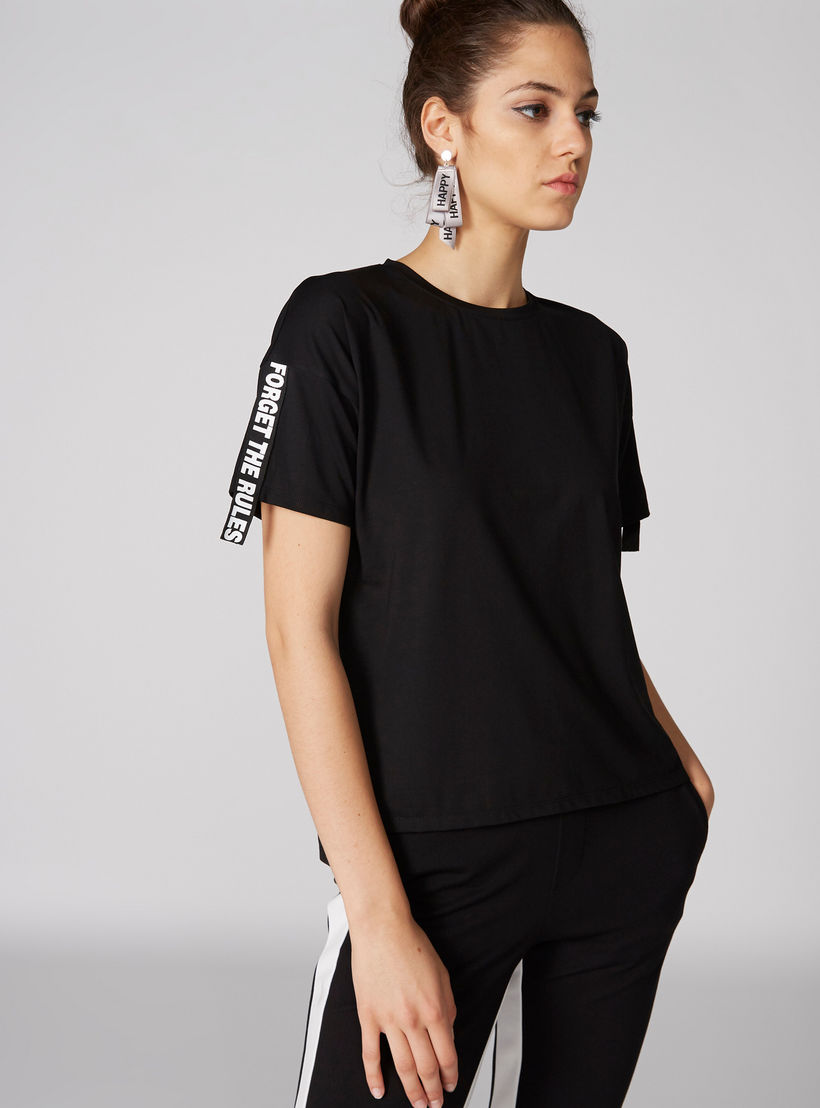 تيشيرت بياقة مستديرة وحوّاف غير مستوية وطبعات-women-clothing-tshirts-image-3