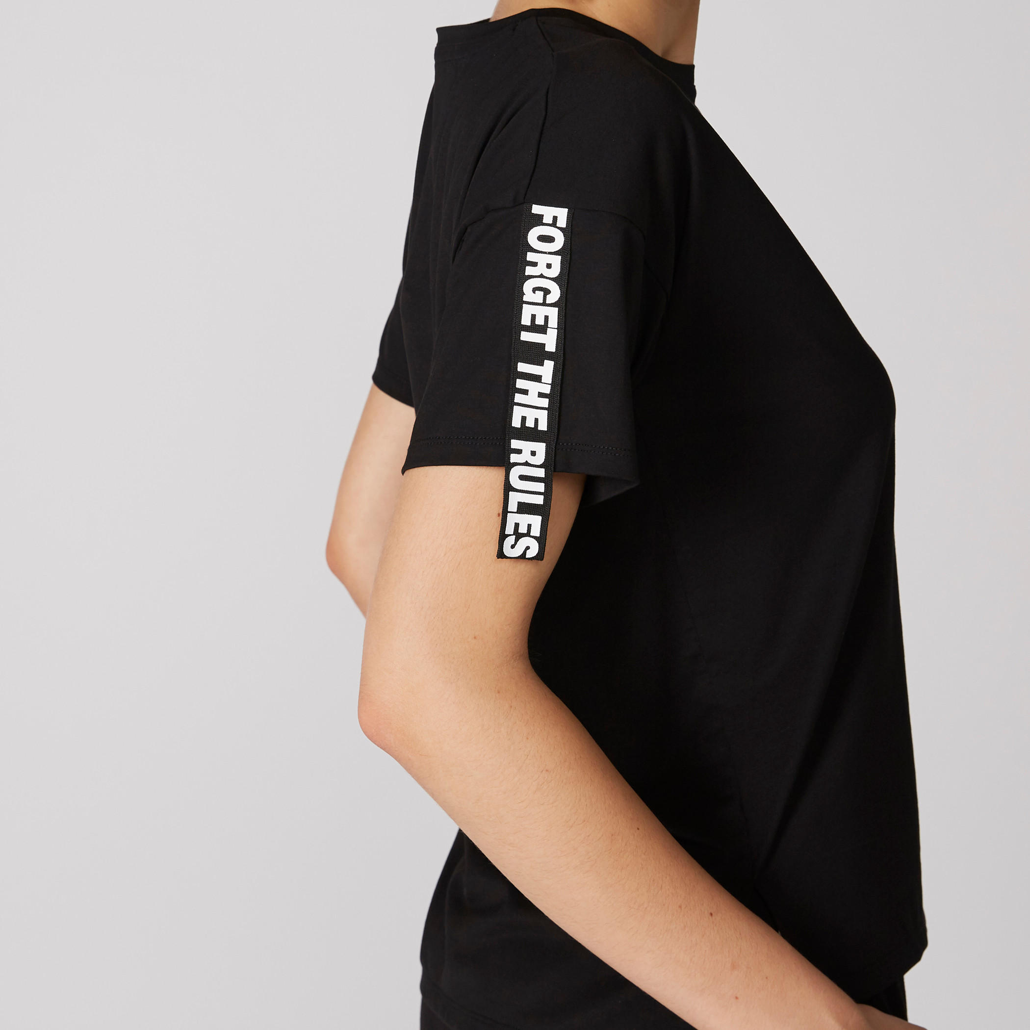 تيشيرت بياقة مستديرة وحوّاف غير مستوية وطبعات-women-clothing-tshirts-image-4