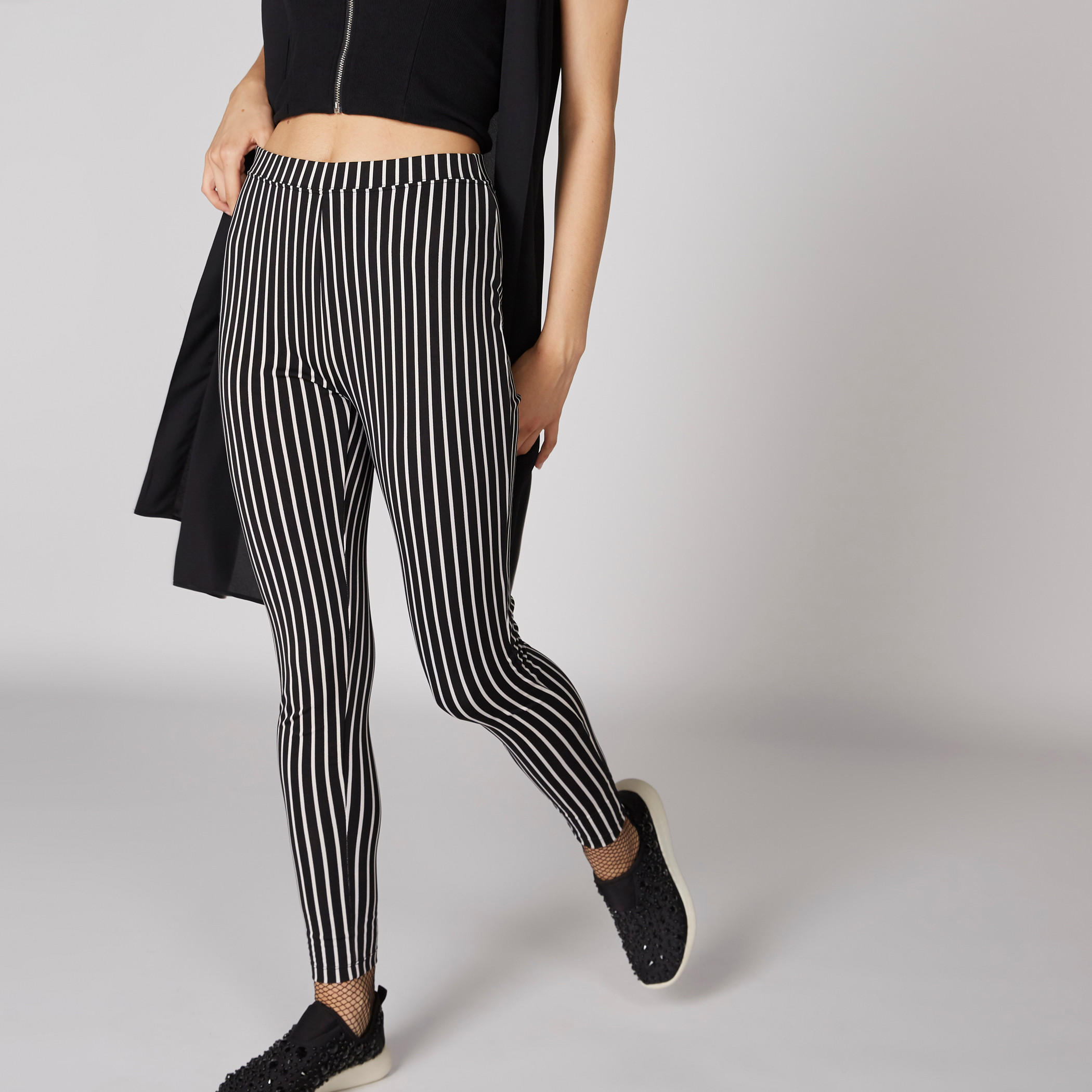 بنطال رياضي طويل بخصر مطّاطي وتصميم مقلّم-women-clothing-bottoms-trousers-image-1