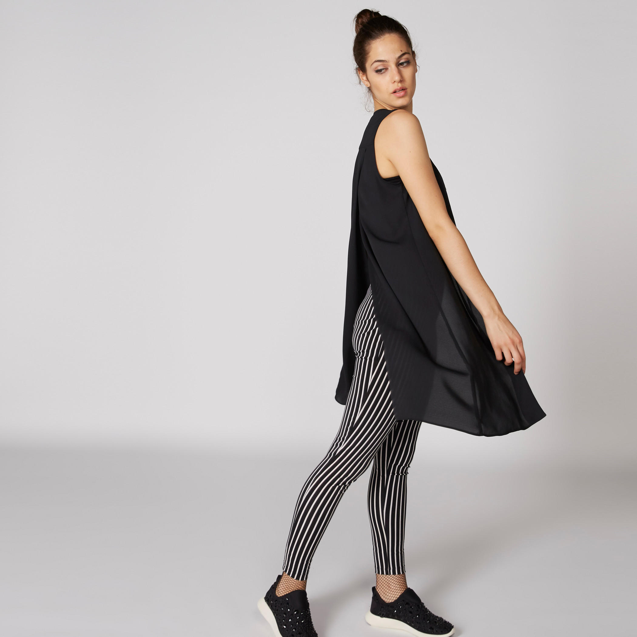 بنطال رياضي طويل بخصر مطّاطي وتصميم مقلّم-women-clothing-bottoms-trousers-image-3